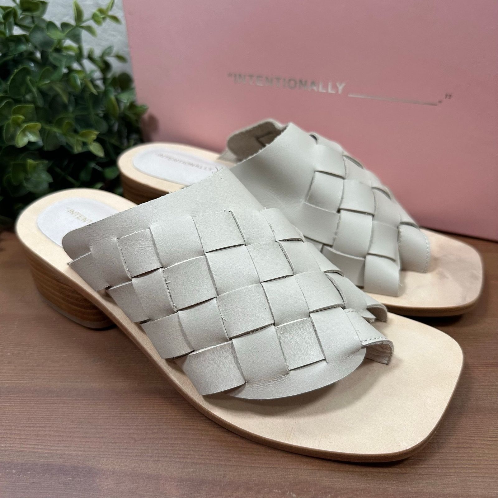 INTENTIONALLY BLANK INTENTIONALLY BLANK Kelly Woven Leather Sandals Cream Size 8 Size US 8 / IT 38 - 3 Thumbnail