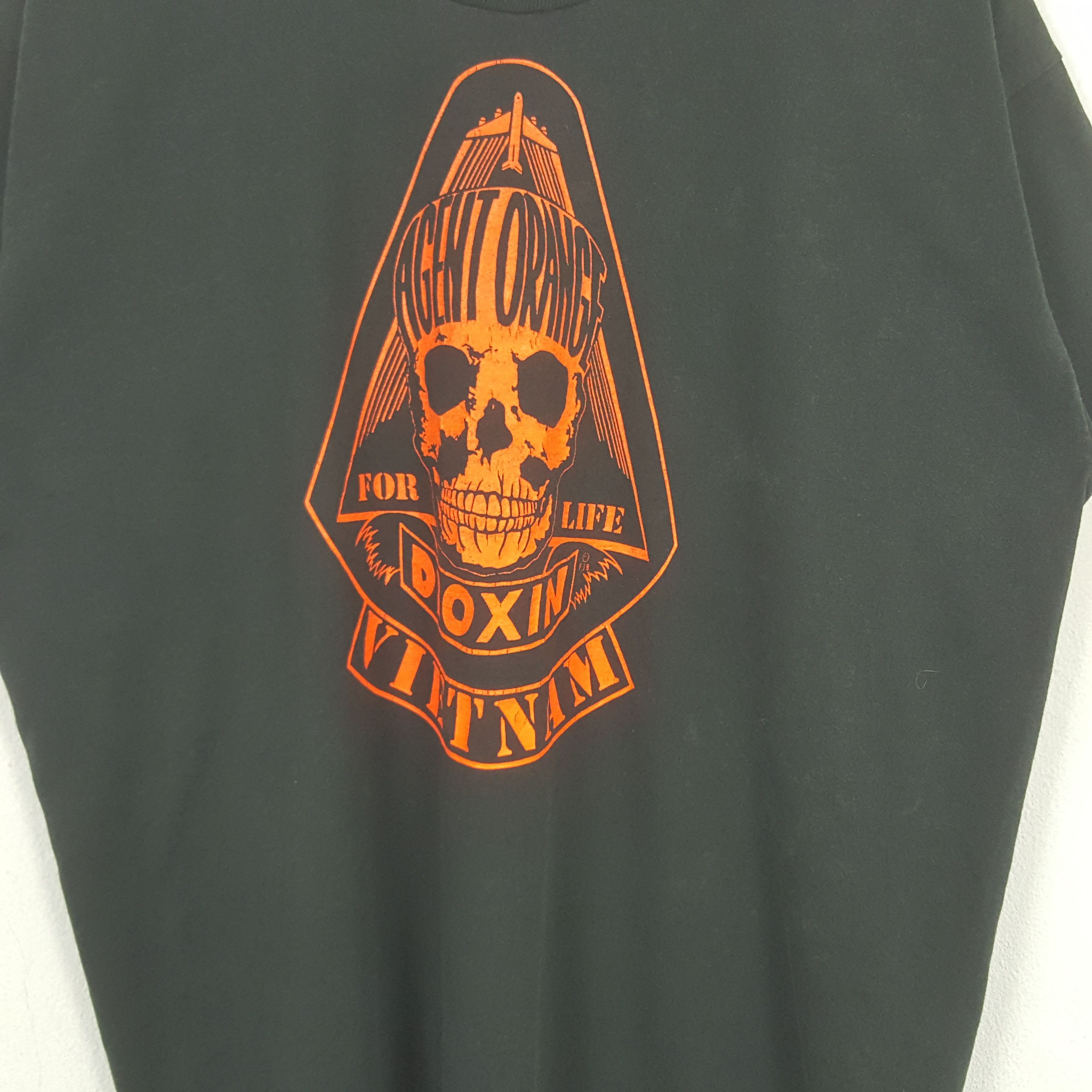Vintage Vintage Agent Orange Dioxin Skull Vietnam Tshirt RR14 Size US L / EU 52-54 / 3 - 2 Thumbnail