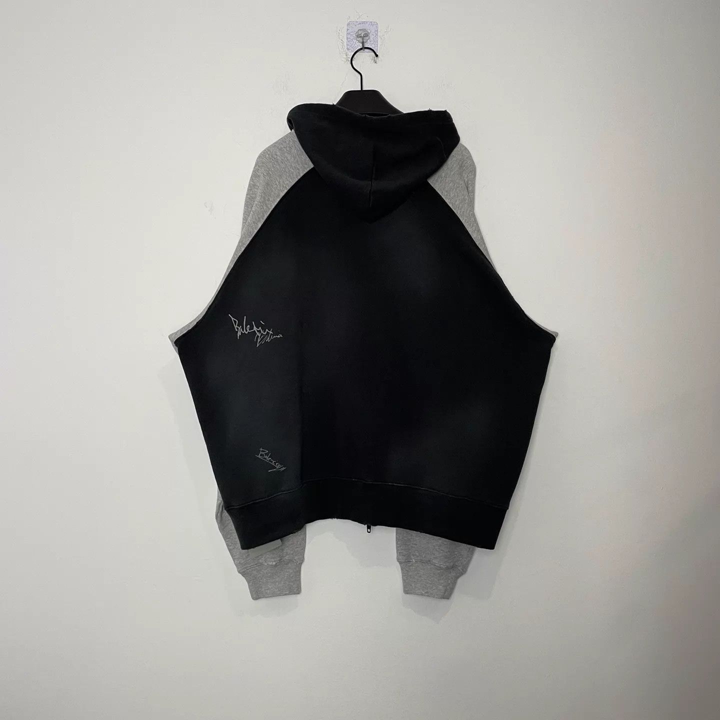 Balenciaga Balenciaga 25 Graffiti Sig Dropped Shoulder Hoodie L Size L / US 10 / IT 46 - 2 Thumbnail
