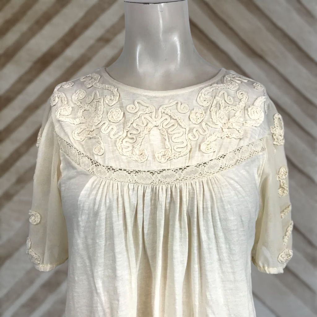 Anthropologie ANTHROPOLOGIE WOMEN'S S SMALL CREAM SHORT SLEEVE APPLIQUE COTTON TOP SHIRT Size S / US 4 / IT 40 - 1 Thumbnail