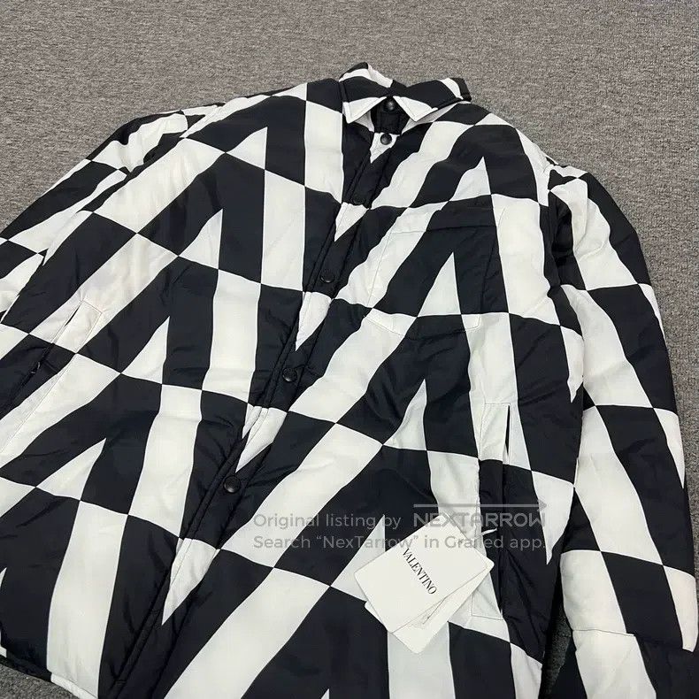 Valentino Valentino Big V full print wears a down jacket jacket on b Size US L / EU 52-54 / 3 - 5 Thumbnail