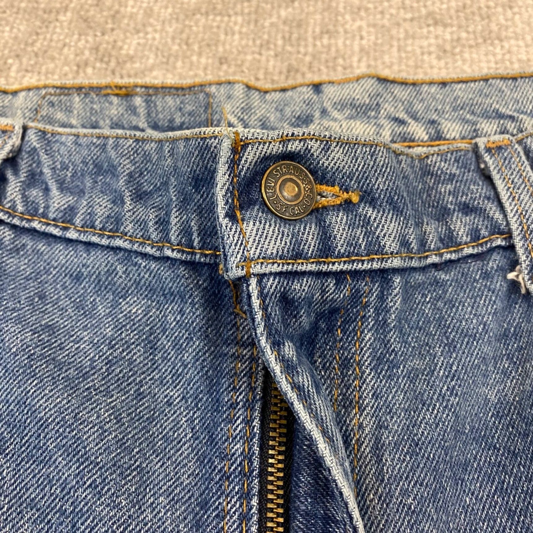 Levi's LEVI'S 550 Jeans Mens 36x30 Blue Light Wash Denim 90s Vintage Straight Pants Size US 36 / EU 52 - 7 Thumbnail