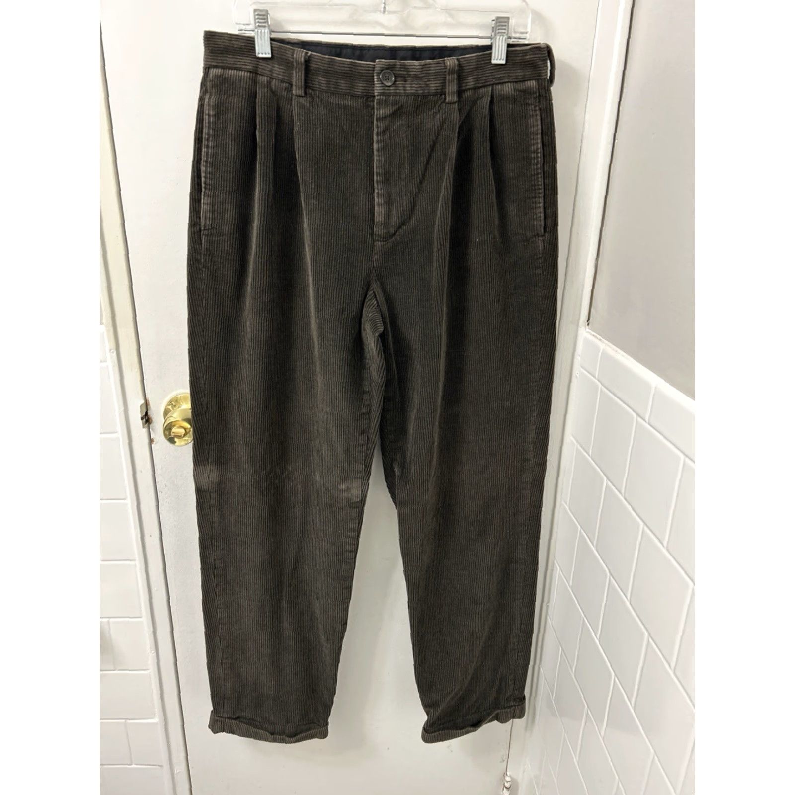 Brooks Brothers Brooks Brothers 346 Corduroy Pants Mens 34x32 Brown Pleated Trousers Front Pockets Classic Fit Vintage: No Regular Inseam 32" Style: Dress Pants Size US 34 / EU 50 - 2 Thumbnail