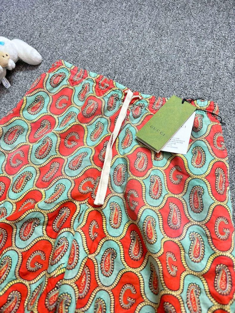 Gucci Gucci Size 45 Paisley Red and Green Cashew Flower Shorts 25 Size US 32 / EU 48 - 2 Thumbnail