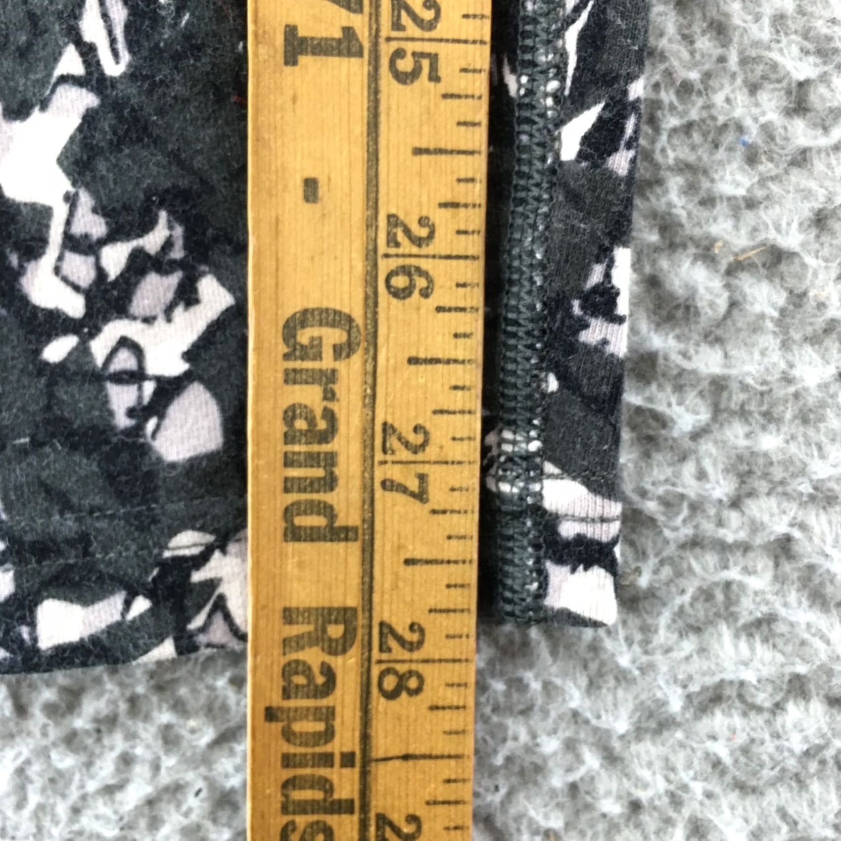 Nike Nike Skinny Leggings Pants Womens L Gray Camo Pull On Mid Rise 30x27.5 Nike Dri-FIT Leggings Womens L Camouflage Gray Pull On Activewear Pants Size 36" / US 14 / IT 50 - 6 Thumbnail