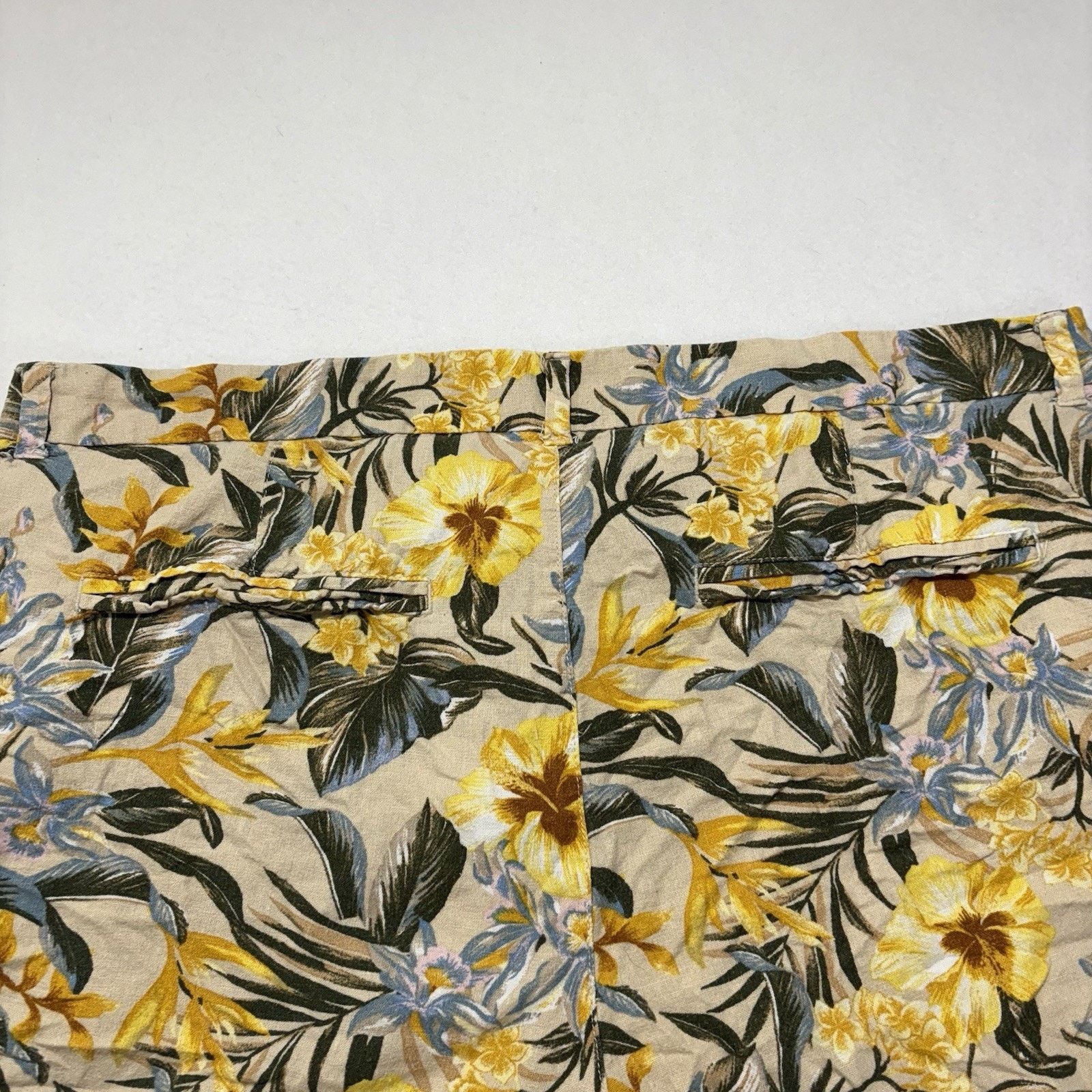 Old Navy Old Navy 20 Everyday Shorts 5" Inseam Yellow Hawaiian Floral Size 42" / US 20 - 12 Thumbnail