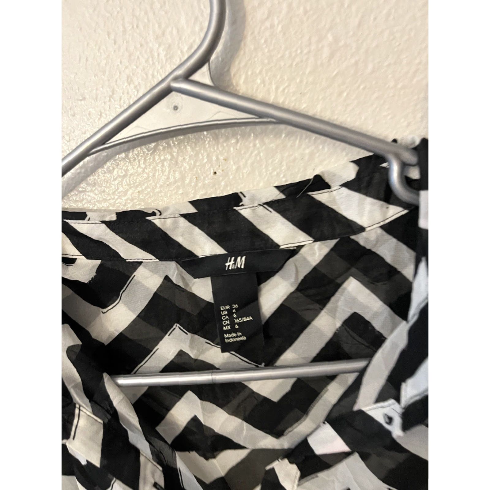 H&M H&M Blouse Women's White Black Print 1/2 Button Up US Size 6 Multicolor Polyester Light Weight All Seasons Button Up Mens? Wait. Size M / US 6-8 / IT 42-44 - 3 Thumbnail