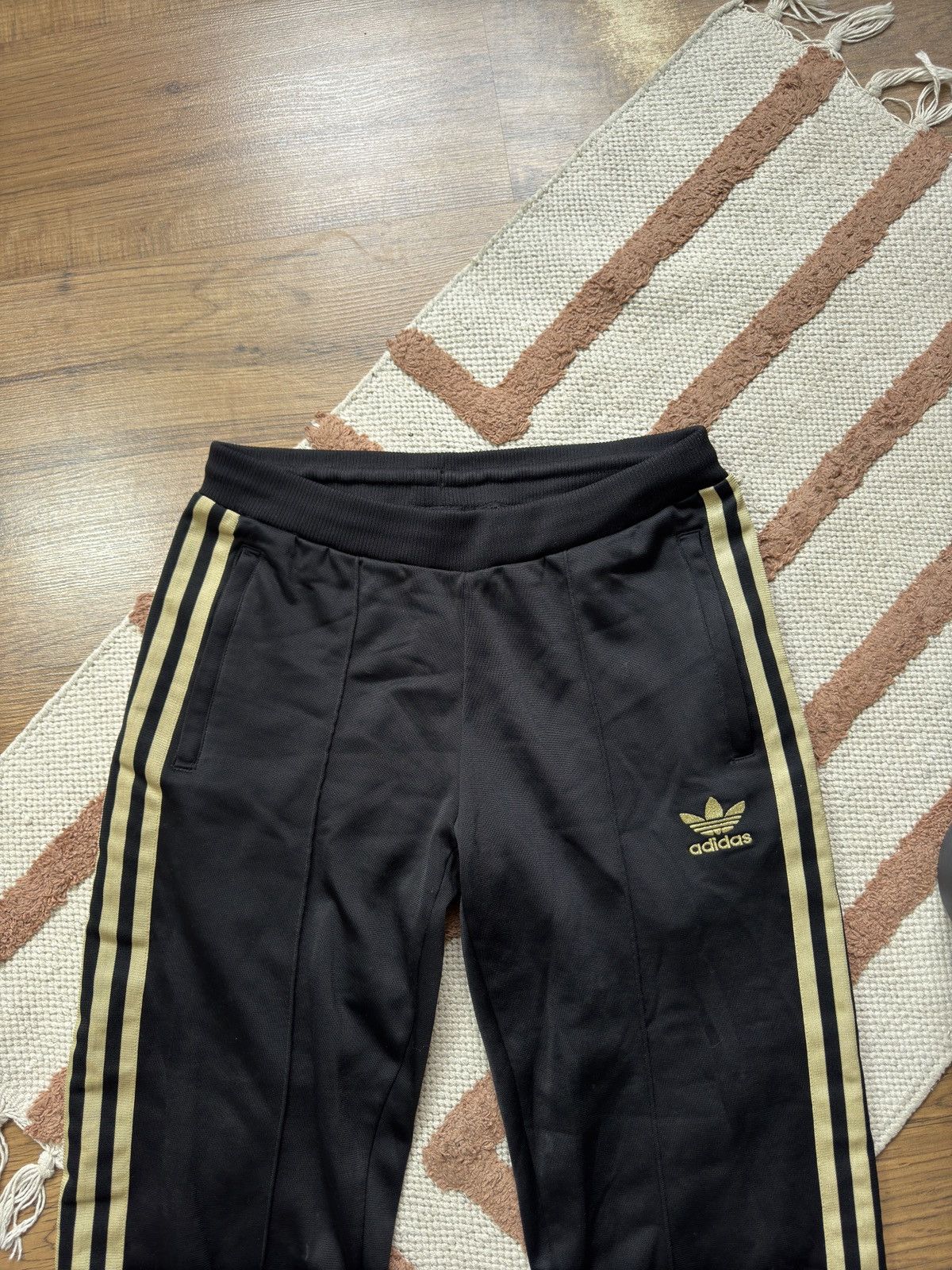 Adidas ADIDAS BLACK GOLD TRACK PANTS 1990s Size 25" / US 0 / IT 36 - 3 Thumbnail