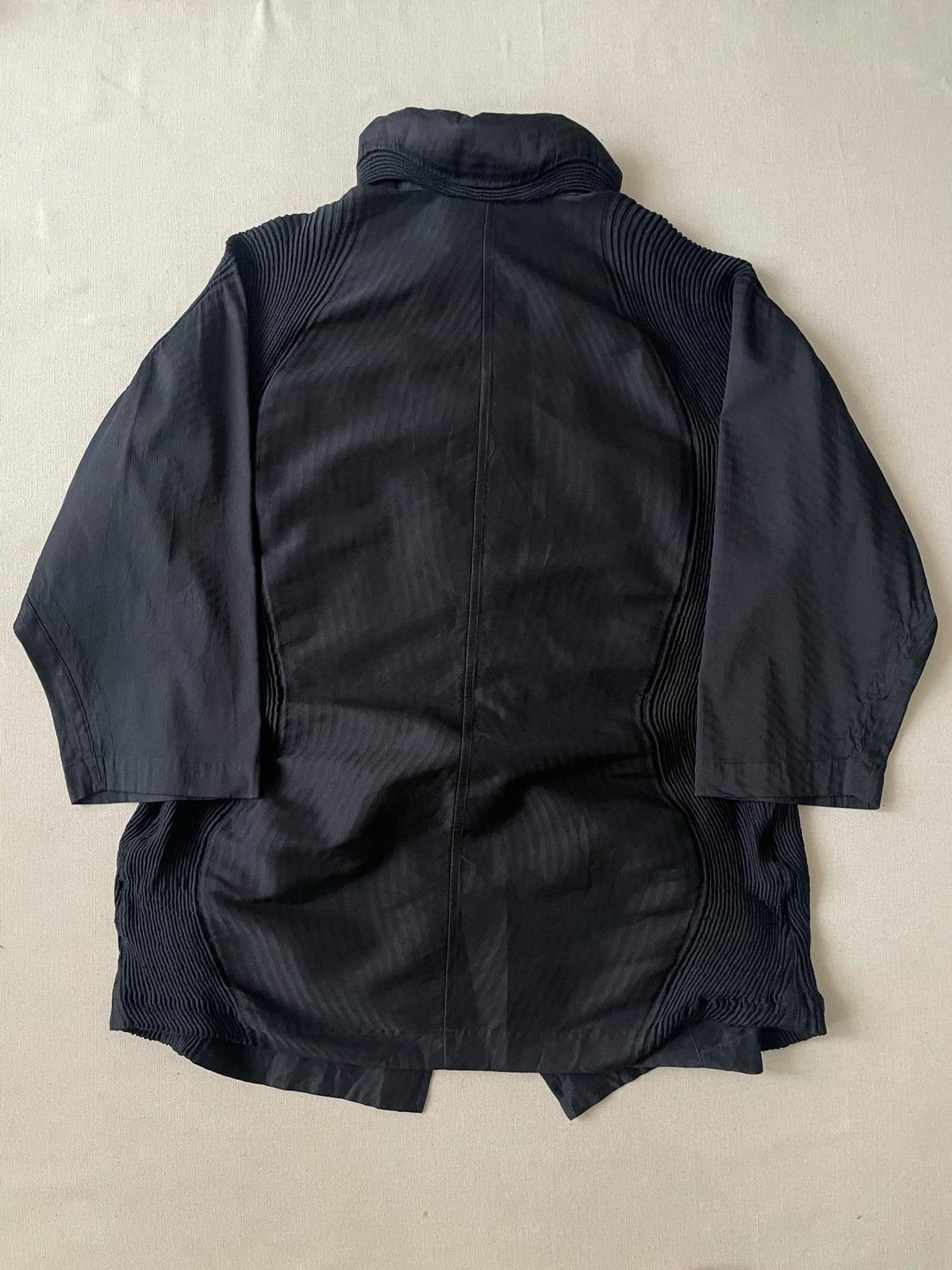 Designer × Issey Miyake × Japanese Brand ISSEY MIYAKEL 3D Steam Stretch Pleats Shawl Collar Coat Navy Size US L / EU 52-54 / 3 - 2 Thumbnail