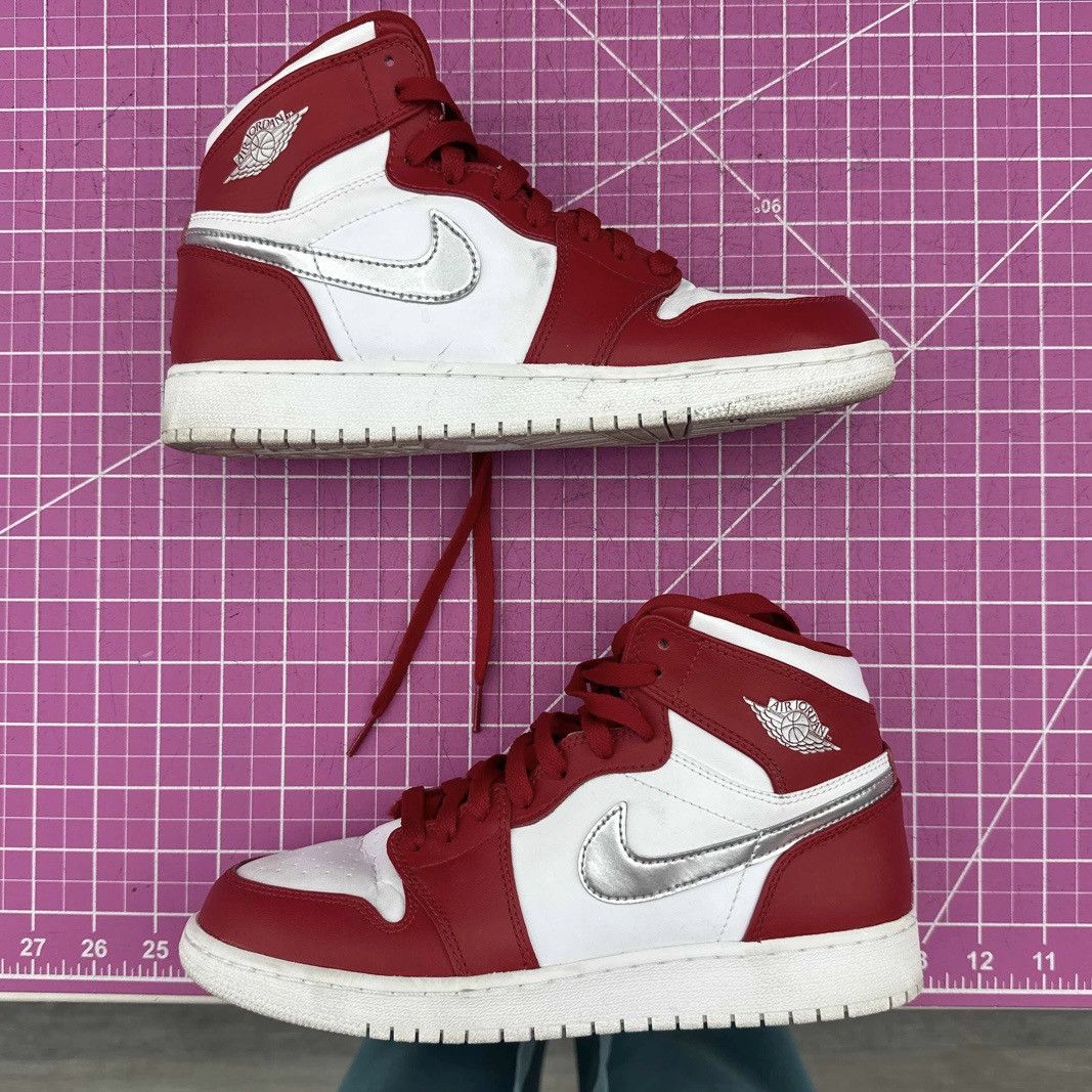 Jordan Brand Air Jordan 1 Retro High Silver Medal 2016 GS Youth 6.5Y Size US 6.5 / EU 39-40 - 1 Thumbnail