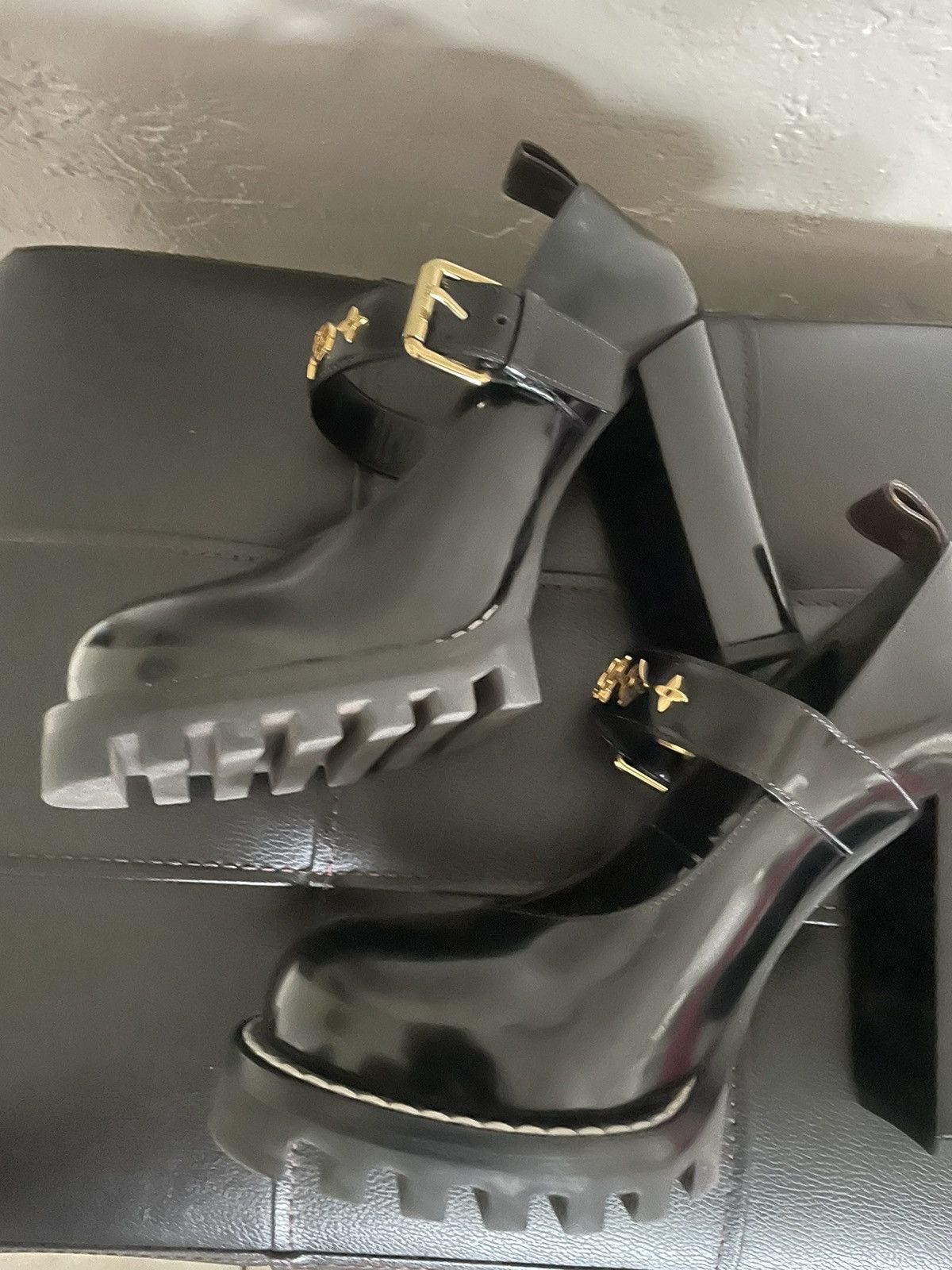 Louis Vuitton Louis Vuitton LV Star Trail Black Leather Platform Pump Size US 9 / IT 39 - 11 Thumbnail