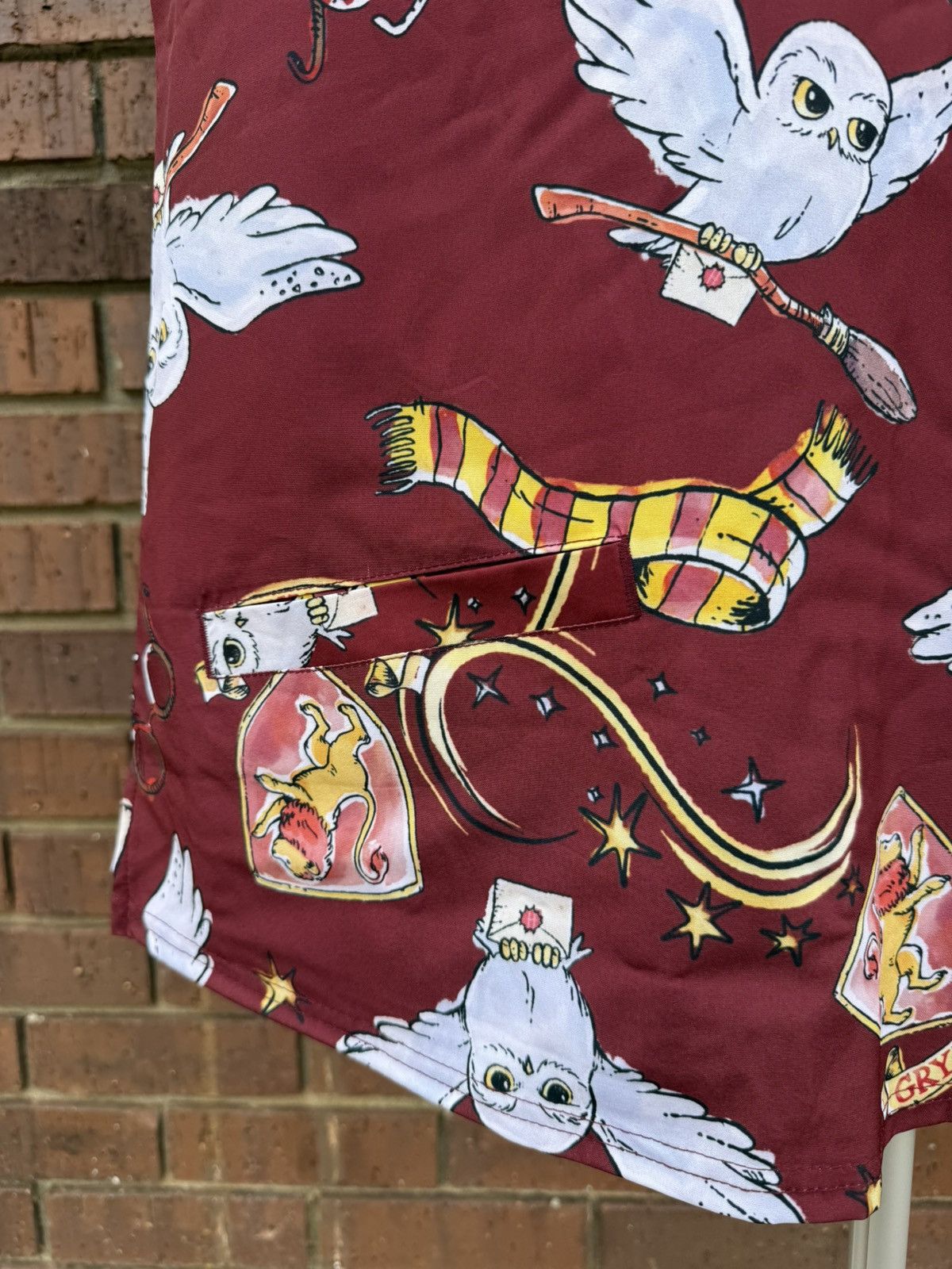 Other Harry Potter Womens Scrub Top Gryffindor Hedwig Owl Merlot Size S / US 4 / IT 40 - 3 Thumbnail