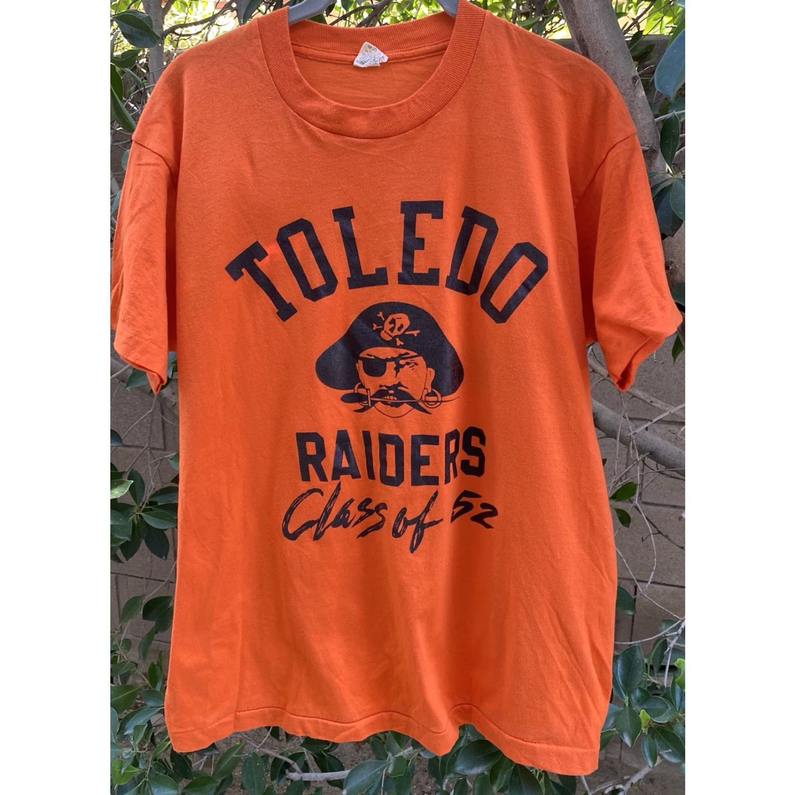 Vintage VINTAGE Screen Stars Toledo Raiders Pirate Class of 52 T Shirt Orange XL Mens Graphic Tee 1980s Size US XL / EU 56 / 4 - 3 Thumbnail