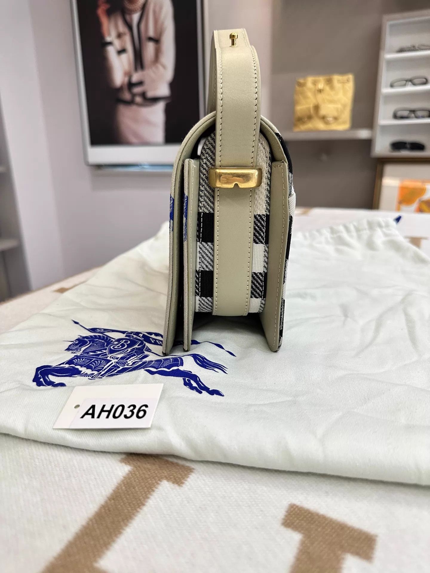 Burberry Burberry Check Snip Crossbody/Shoulder Bag AH036 WTS 23x7x17 Size ONE SIZE - 2 Thumbnail