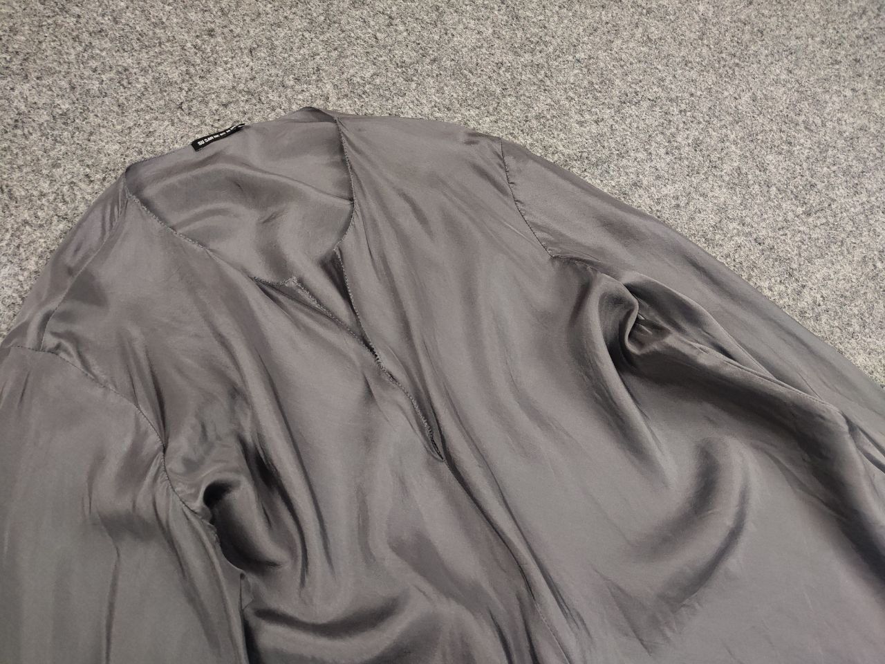 Designer Susanne Bommer Design Boxy Silk Silver gray blouse Size L / US 10 / IT 46 - 11 Thumbnail