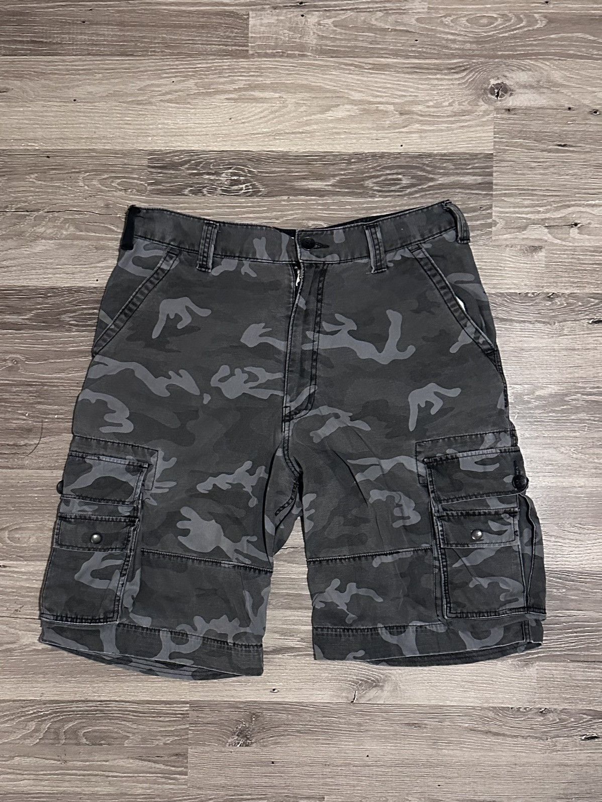 Levi's Vintage Clothing vintage Levi’s camo cargo shorts Size US 34 / EU 50 - 1 Thumbnail