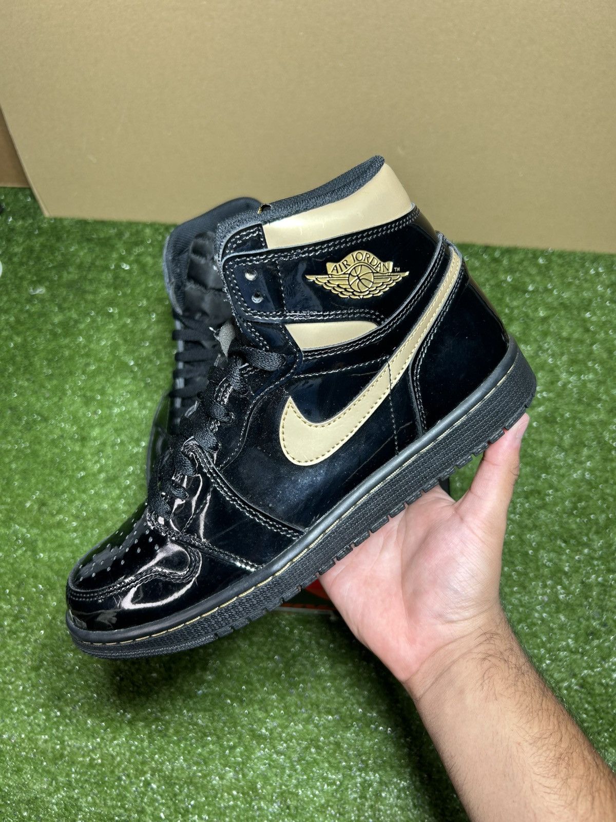 Jordan Brand Jordan 1 Metallic Gold 2020 Size US 9 / EU 42 - 2 Thumbnail