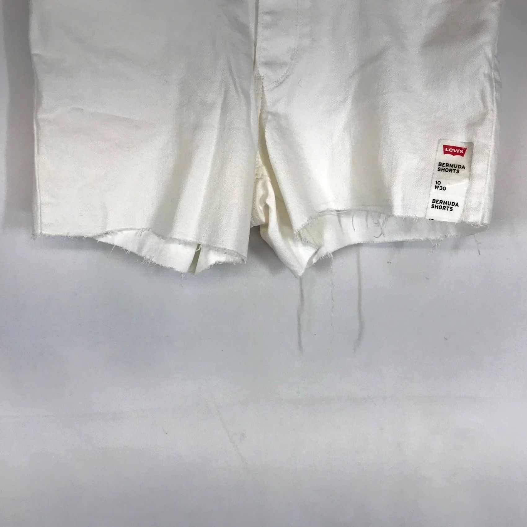 Levi's VINTAGE? No — Levi's Bermuda Shorts Slim Mid Rise White 10 Tall Denim with Pockets, Raw Hem, 5-Pocket Design Womens Size 30" / US 8 / IT 44 - 3 Thumbnail