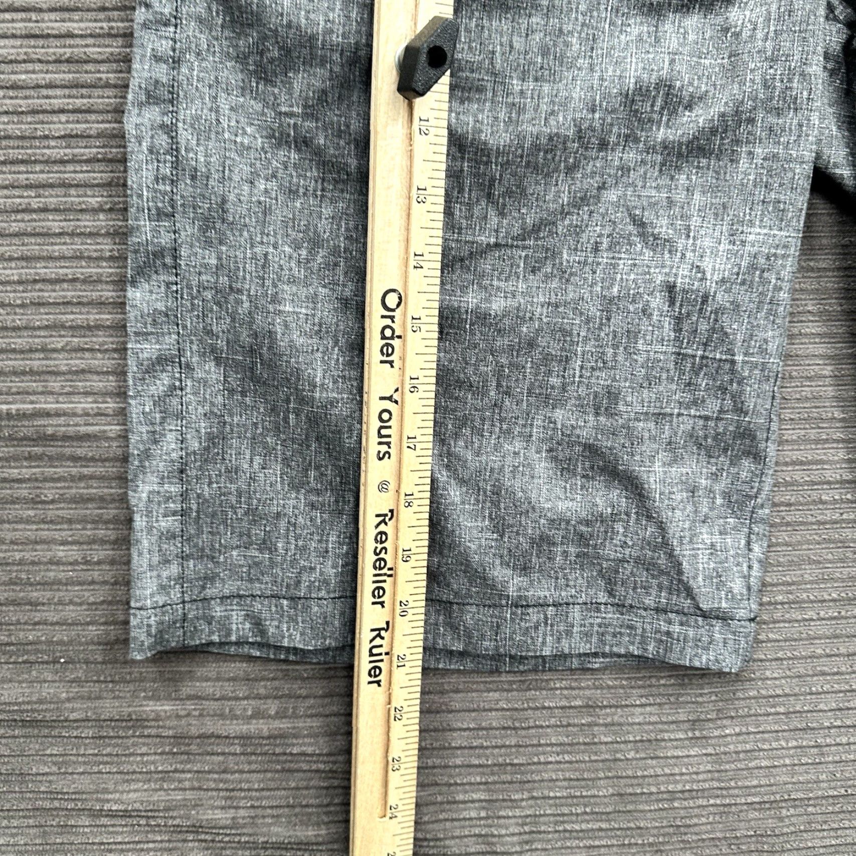 Oakley Oakley Shorts Men 30 Gray Polyester Outdoors Beach Weekend Inseam 11 in Regular 5-Pocket Logo Zipper Drawstring Board Style Mockup Size US 30 / EU 46 - 5 Thumbnail