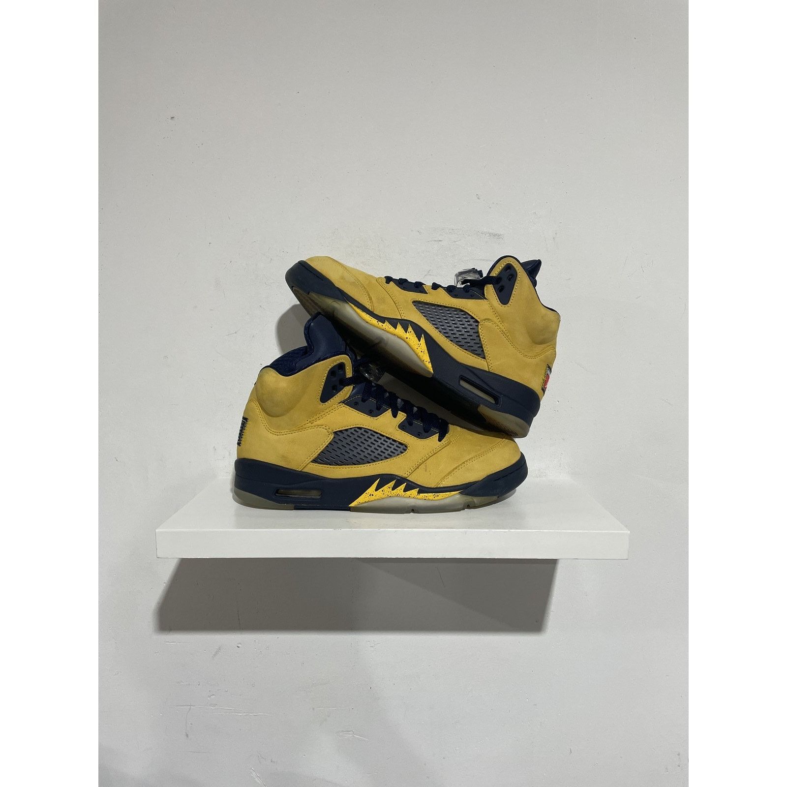 Jordan Brand JORDAN 5 MICHIGAN SIZE 9.5 PREOWNED Size US 9.5 / EU 42-43 - 1 Thumbnail