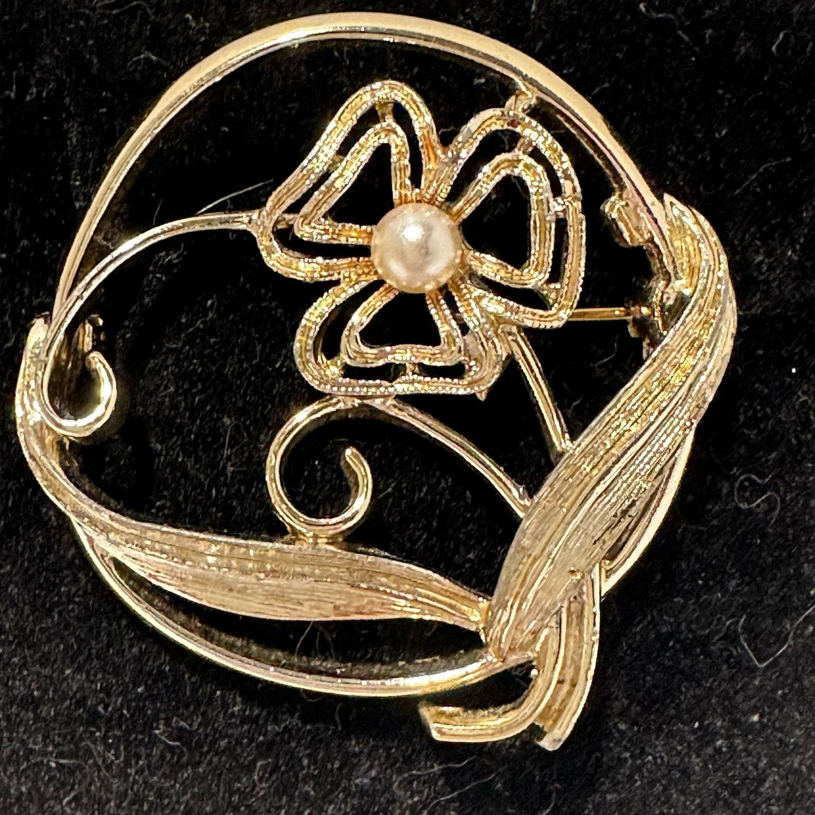 Vintage Sarah Coventry Precious 1973 Brooch Gold Tone Faux Pearl Size ONE SIZE - 1 Thumbnail