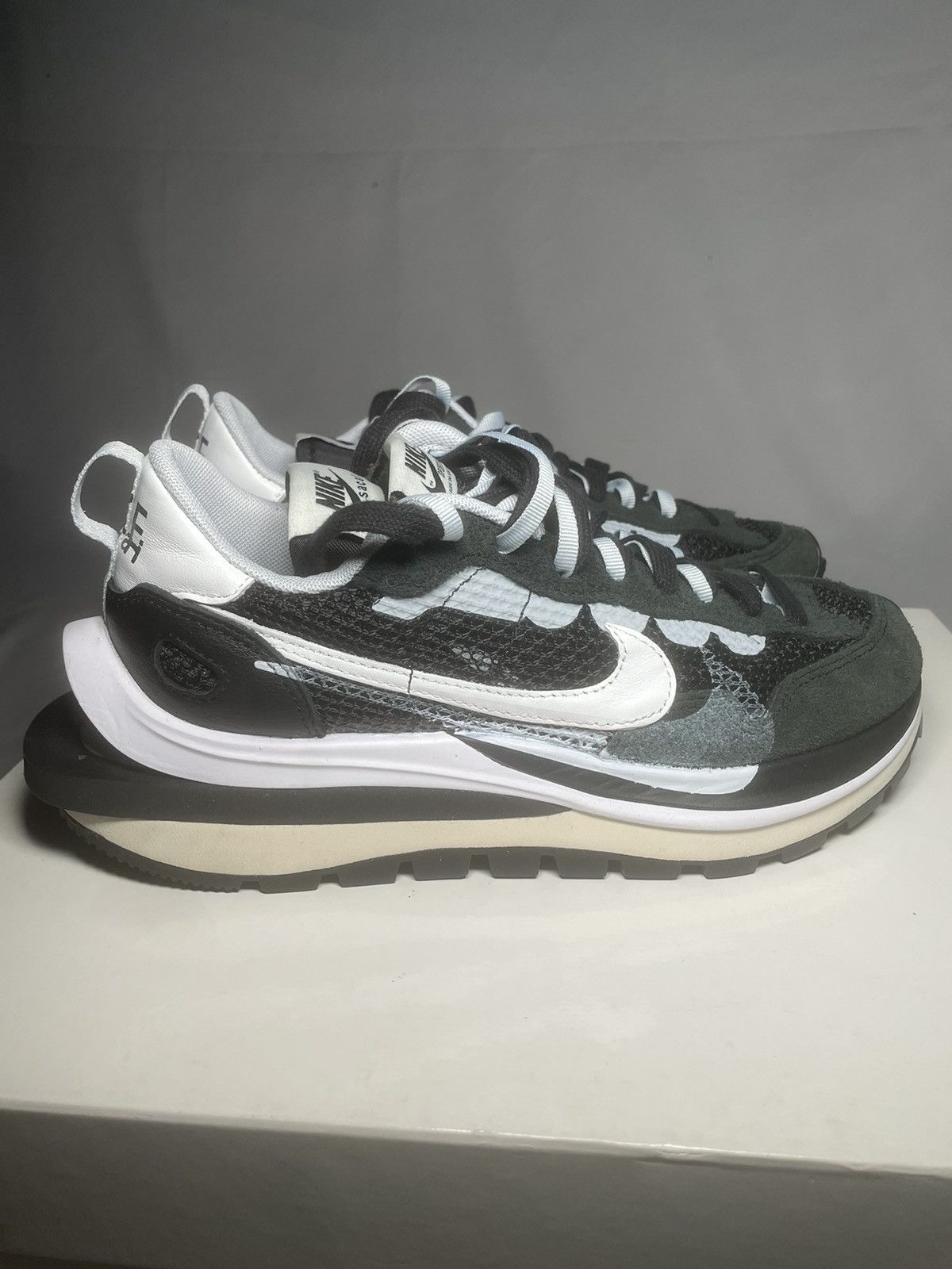 Nike Nike x Sacai Vaporwaffle Black White Size US 6 / EU 39 - 4 Thumbnail