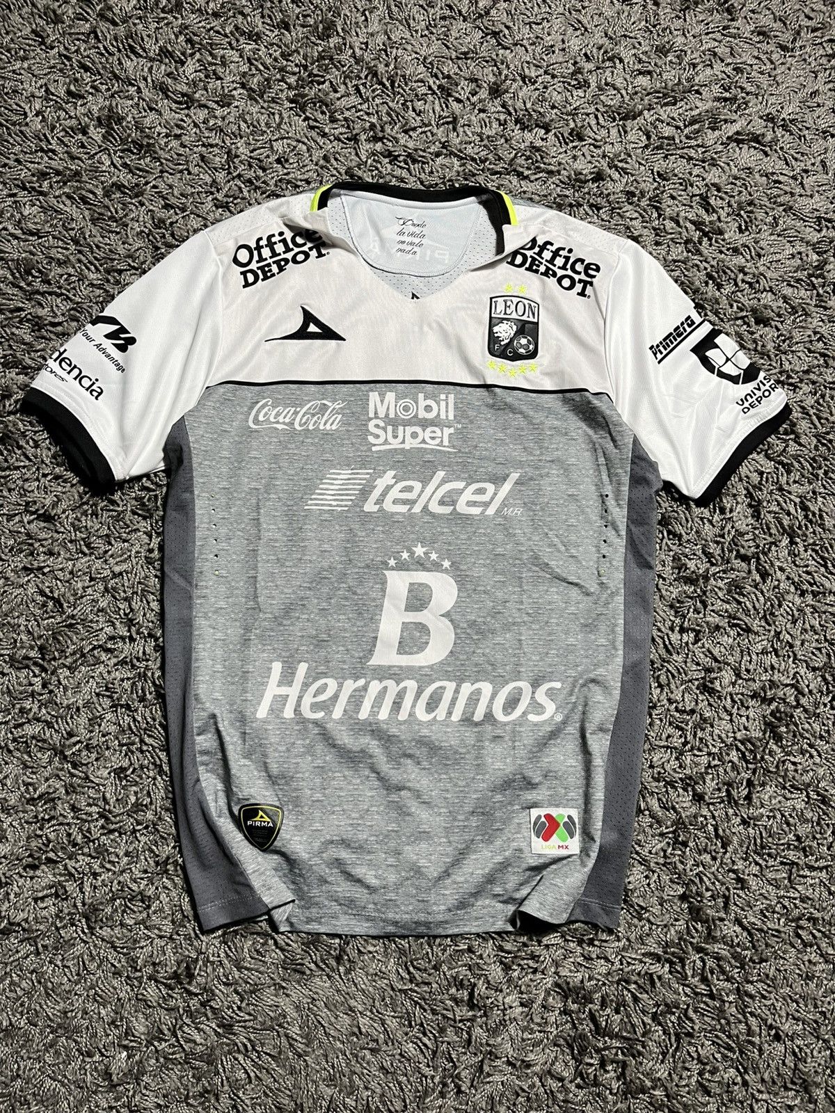 Vintage LEON PIRMA TRIKOT SOCCER JERSEY 2016/17 THIRD FORM FOOTBALL Size US L / EU 52-54 / 3 - 1 Thumbnail