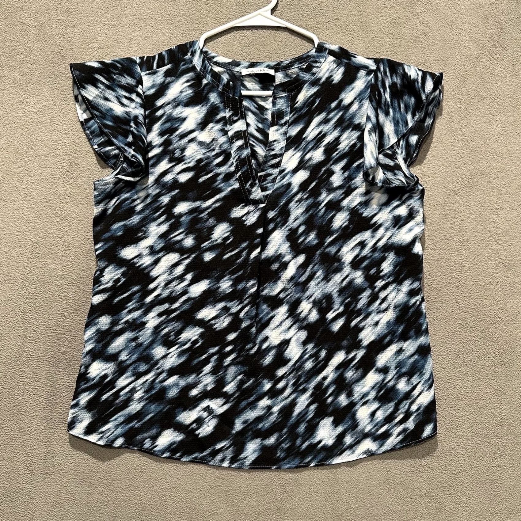 Calvin Klein Calvin Klein Blouse Women Large Blue Black Geometric Flutter Sleeve Split Neck Size L / US 10 / IT 46 - 2 Thumbnail