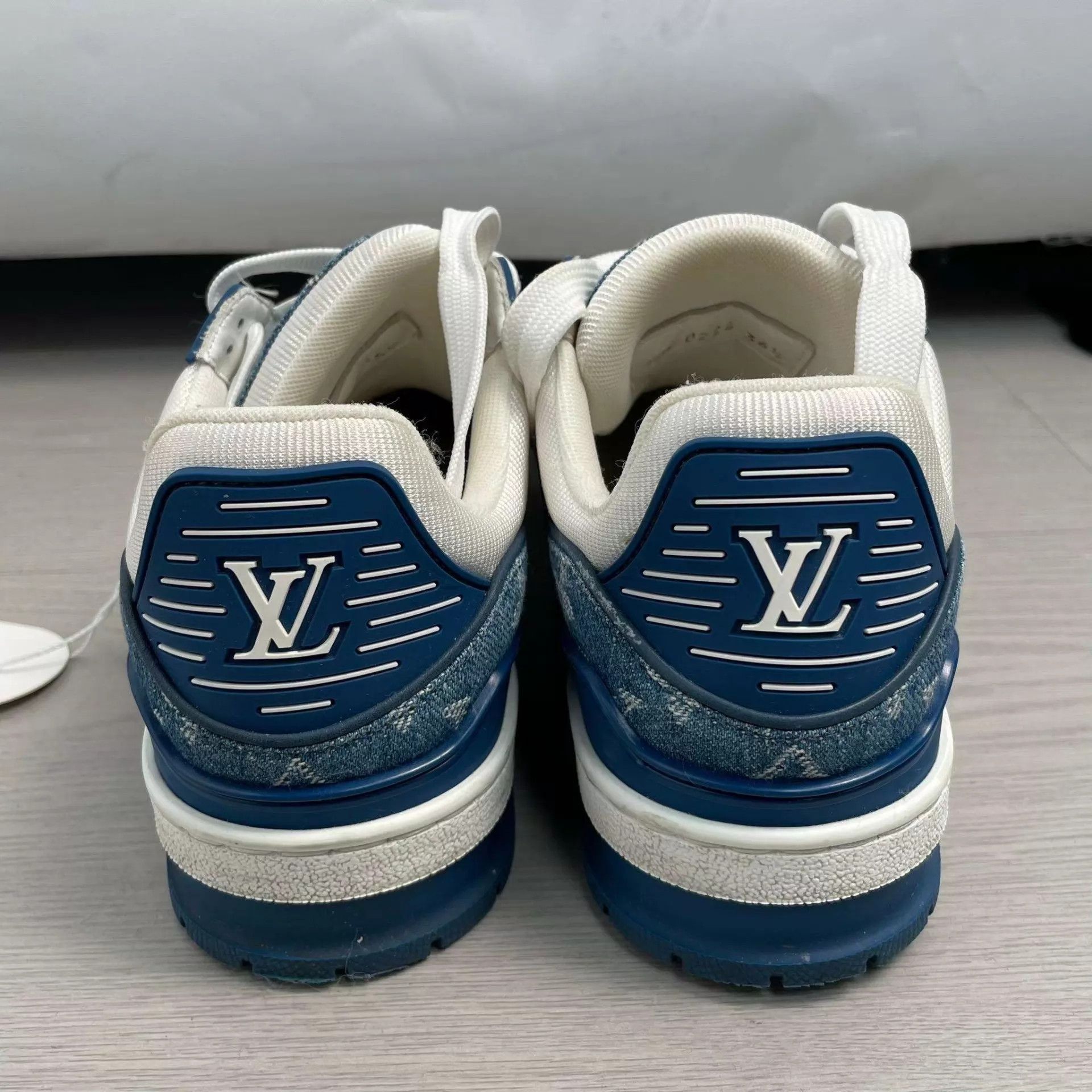 Louis Vuitton LV blue and white low-top sneaker 36.5 260226YJH7S03 Size US 6 / IT 36 - 9 Thumbnail
