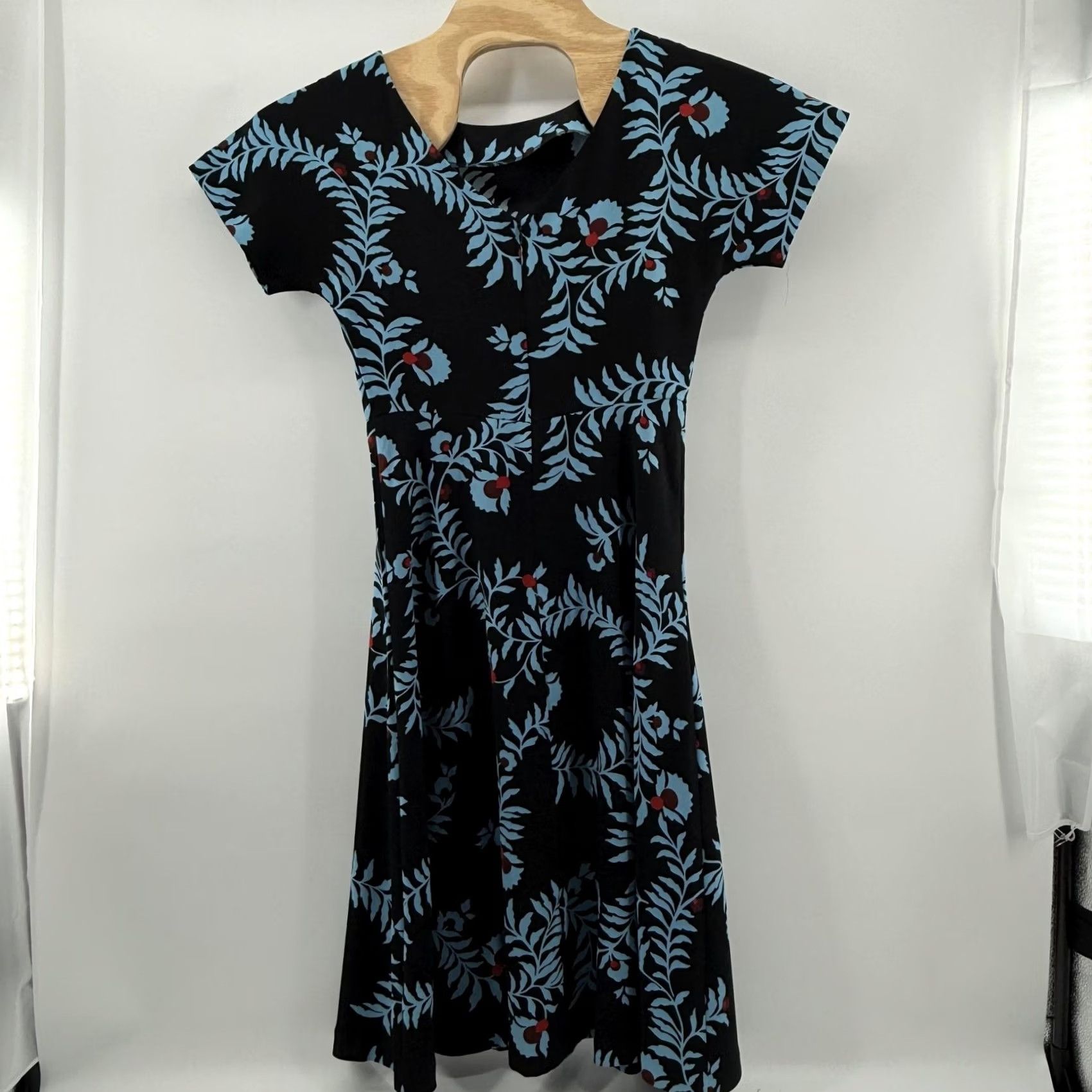 Boden Boden Dress Womens 4R Black Blue Floral Print Short Sleeve Fit Flare Zip Casual Polyester Dress Size 27" / US 4 / IT 40 - 4 Thumbnail