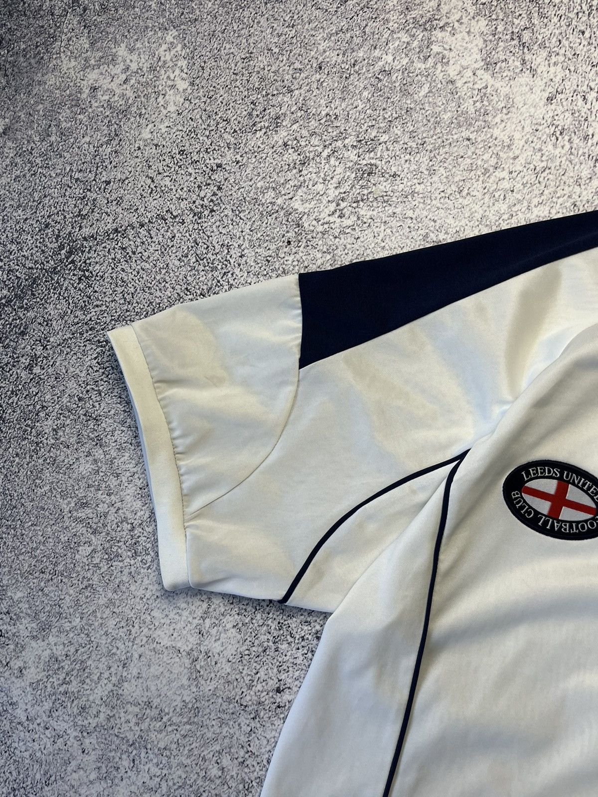 Vintage Mans Vintage LEEDS UNITED Soccer Jersey Y2K Size US S / EU 44-46 / 1 - 7 Thumbnail