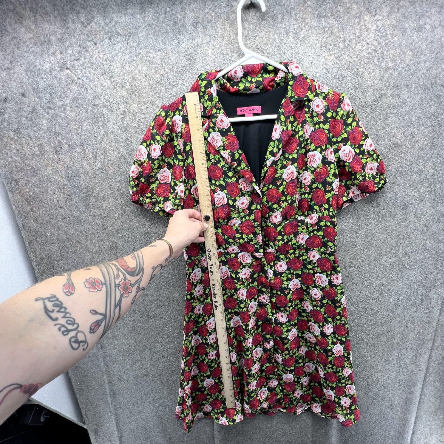 Betsey Johnson Betsey Johnson Shirt Dress Womens 8 Multicolor Rose Floral Collared Fit & Flare Shirt Dress Womens 8 Multicolor Rose Floral Collared Fit & Flare Size M / US 6-8 / IT 42-44 - 4 Thumbnail