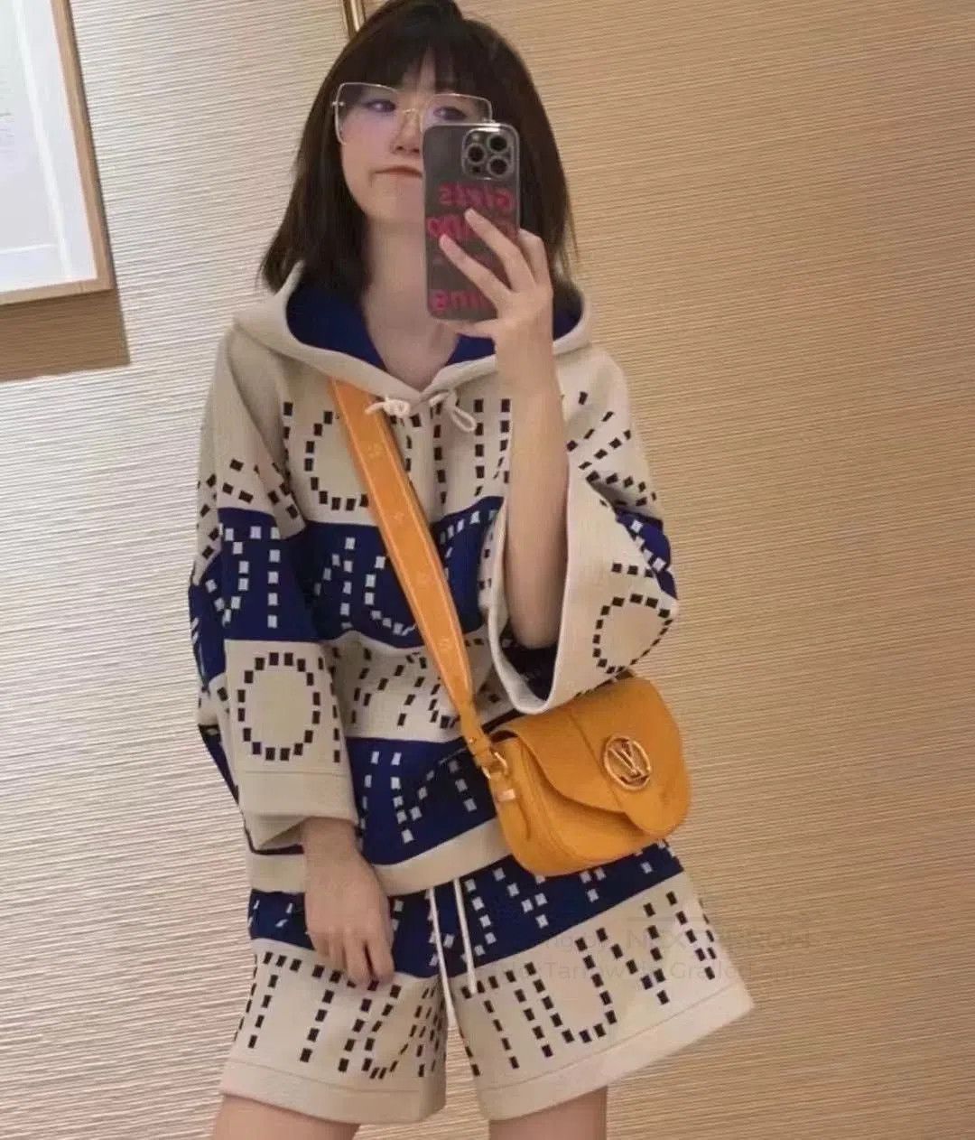 Louis Vuitton LV Women's Letter Knit Sweater. Size M / US 6-8 / IT 42-44 - 7 Thumbnail