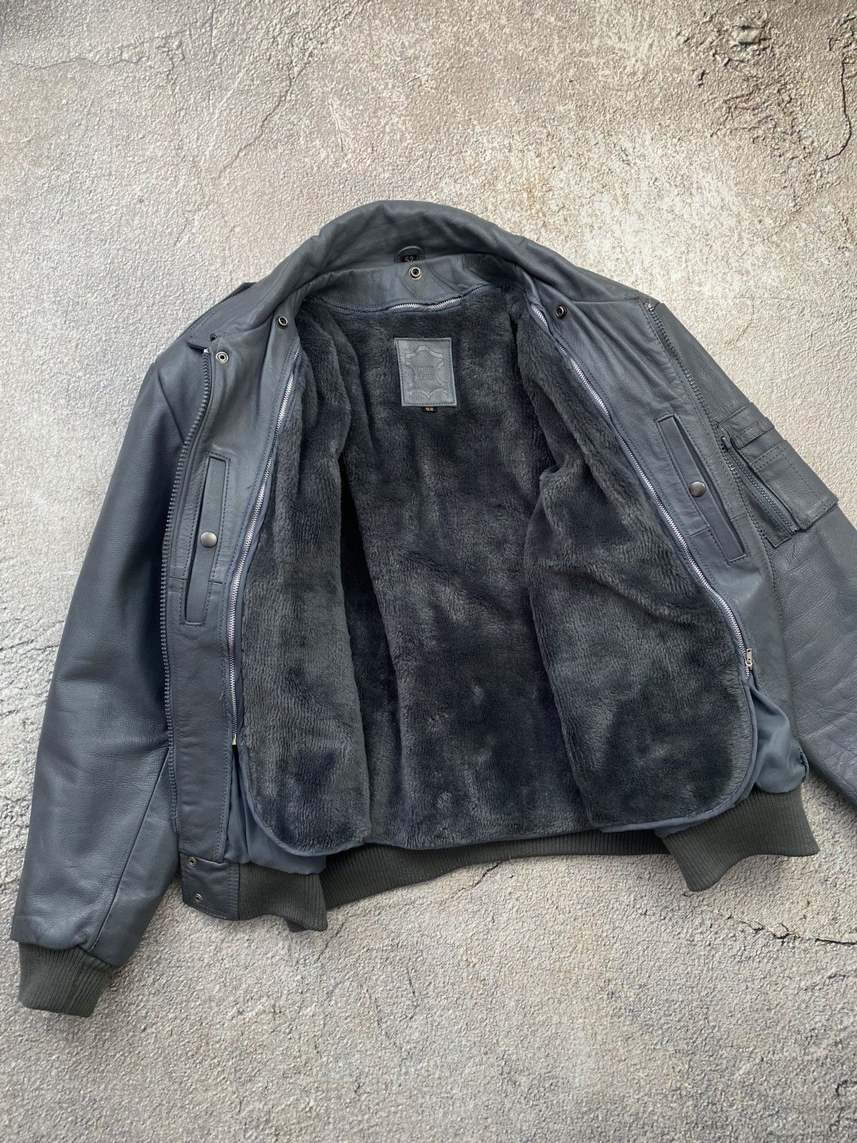 Vintage Vintage leather bomber jacket 90s boxy fit Size US L / EU 52-54 / 3 - 9 Thumbnail