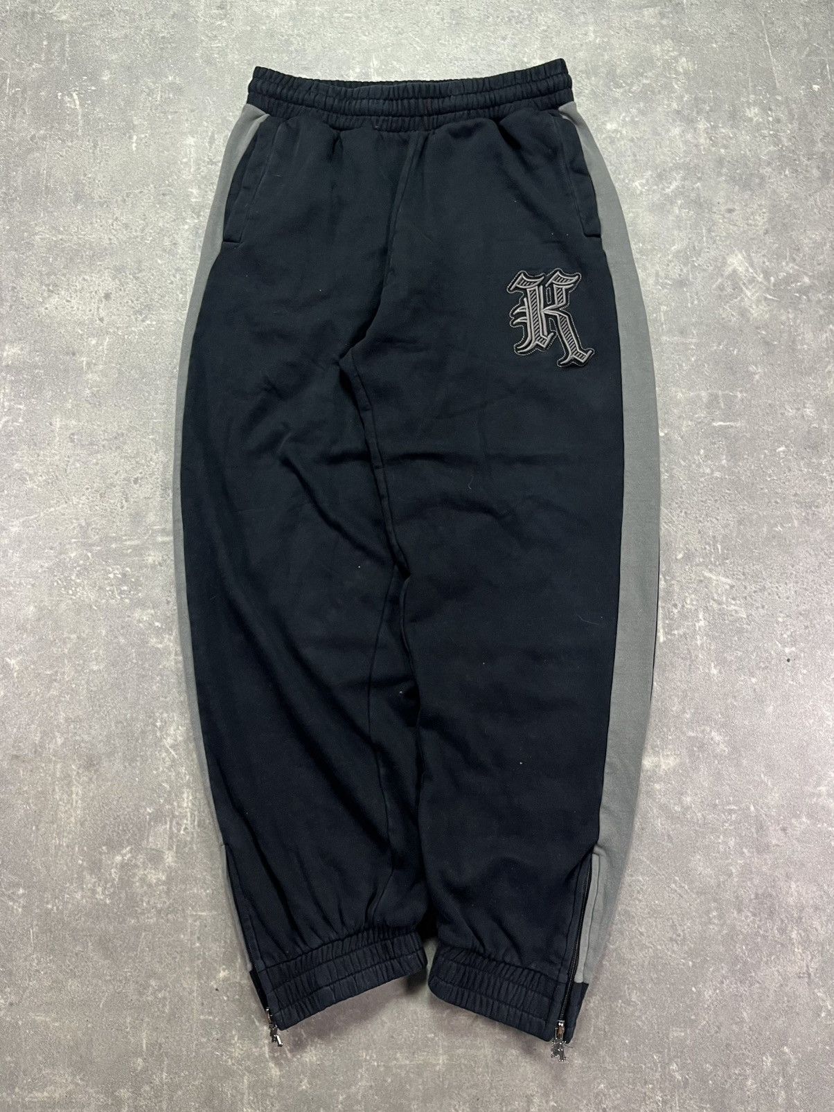 Karl Kani Karl Kani Vintage Embroidered Printed Baggy Sweatpants L Size US 34 / EU 50 - 1 Thumbnail