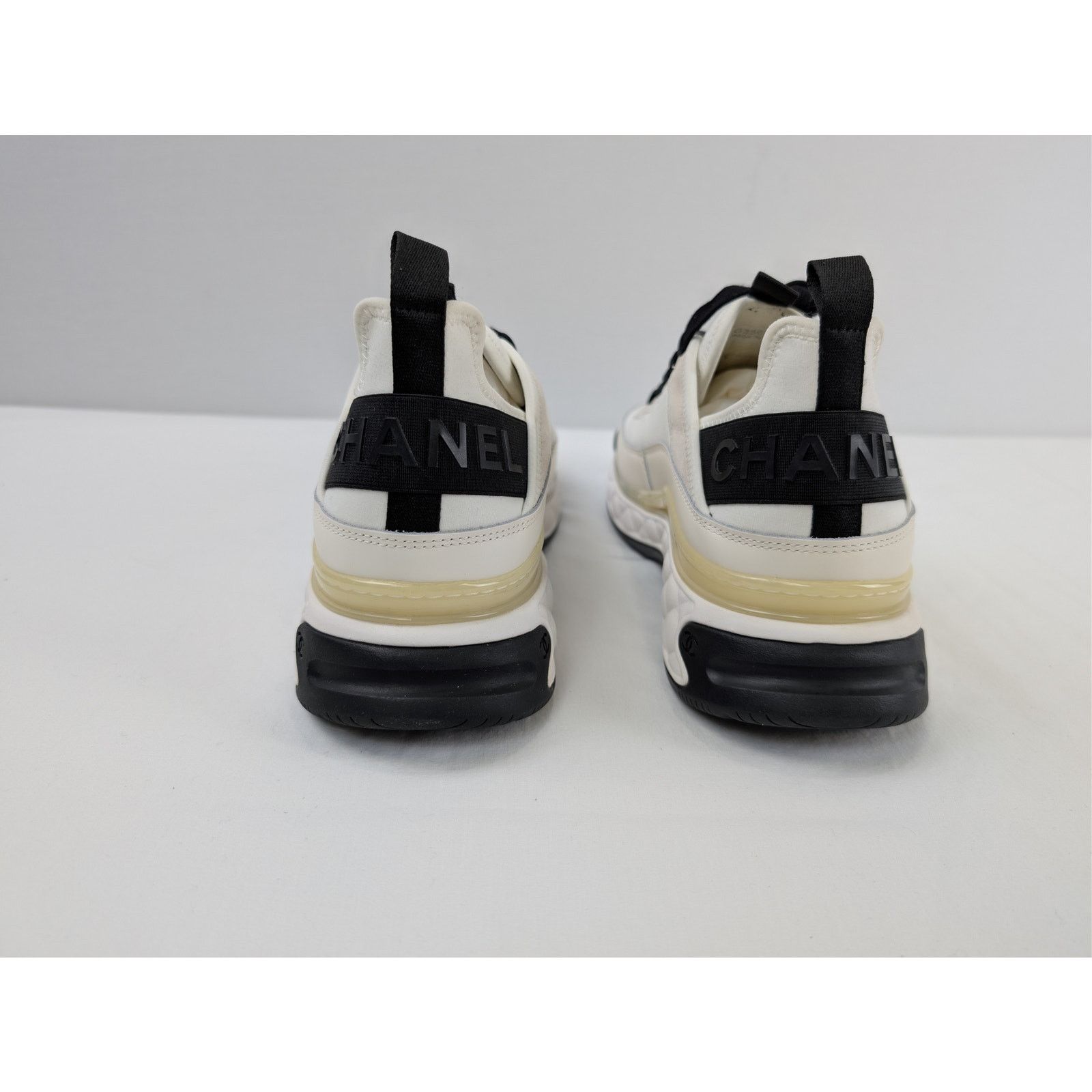 Chanel o1rshd1 Low Top Sneakers in White/Black Size US 10 / EU 43 - 10 Thumbnail