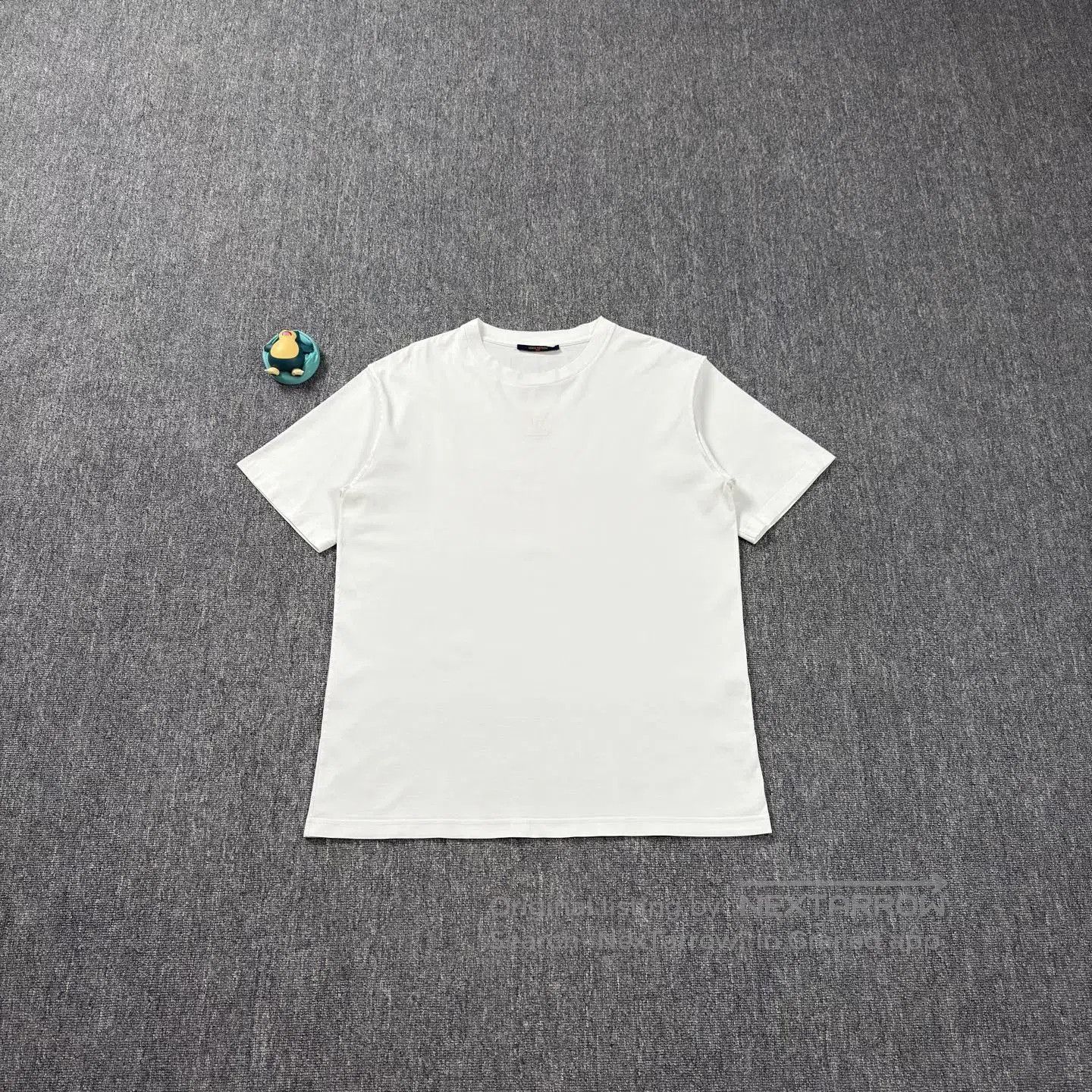 Louis Vuitton LV Embossed Logo White Short-Sleeve. Size US XL / EU 56 / 4 - 1 Thumbnail