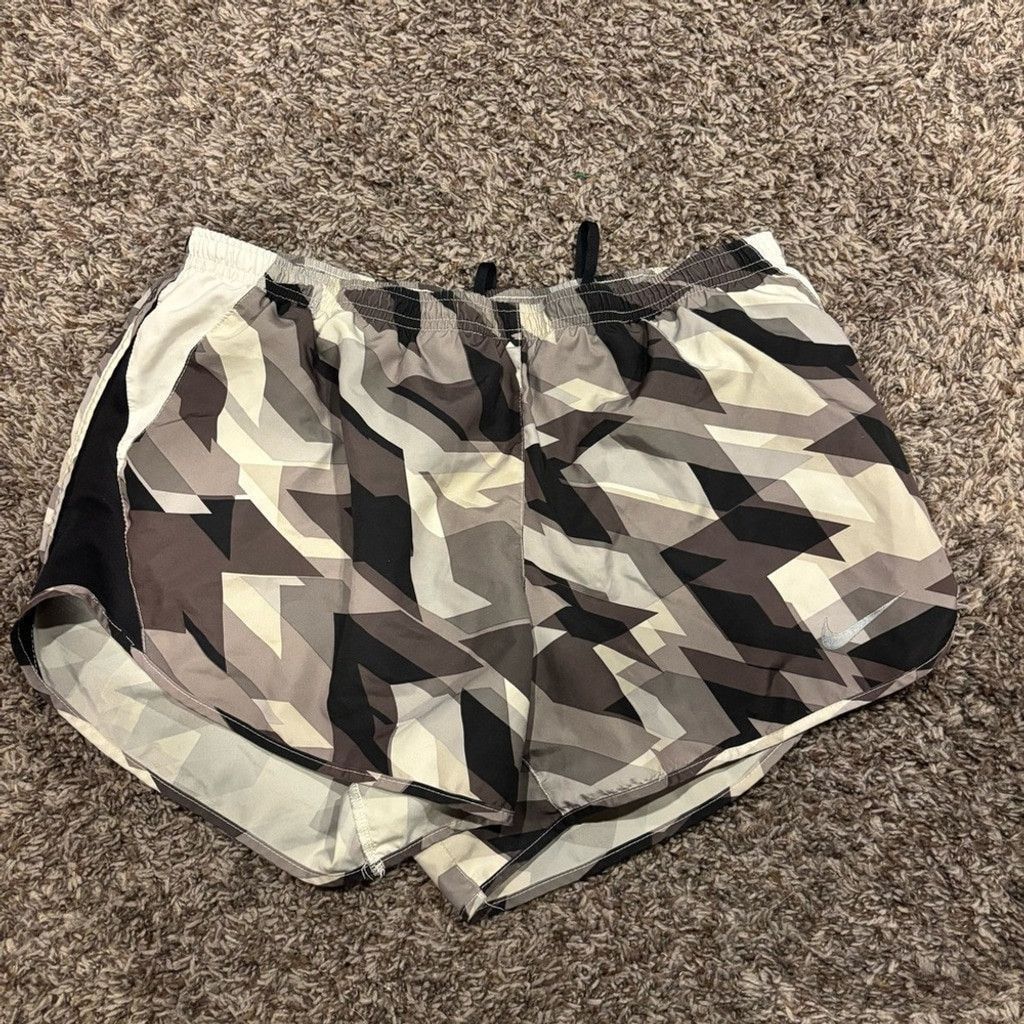 Nike Nike Women's Athletic Shorts Size 34" / US 12 / IT 48 - 1 Thumbnail