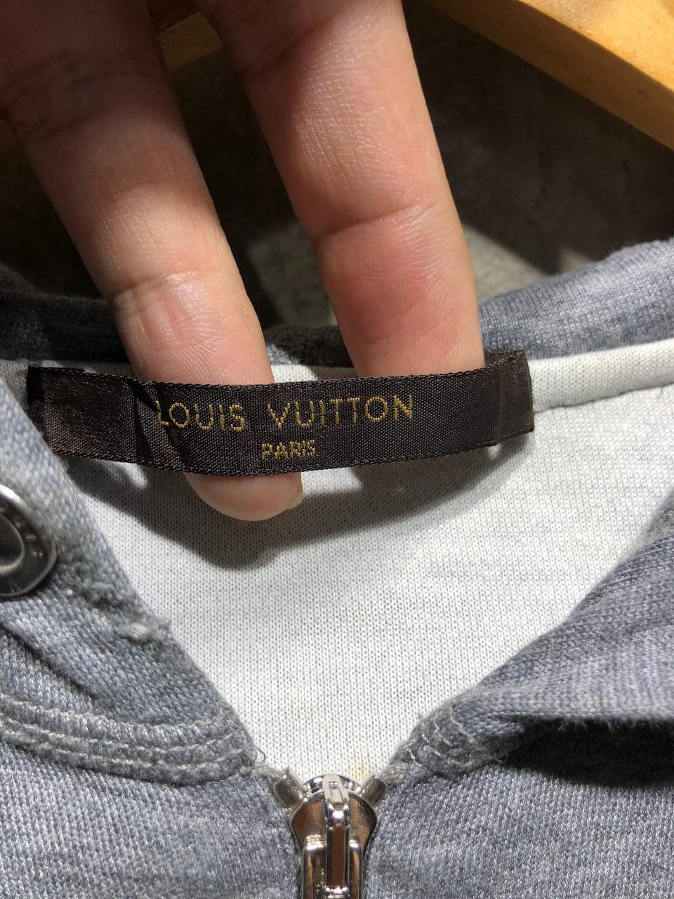 Louis Vuitton Louis Vuitton Gray Logo embossed Zip-up hoodie Size US M / EU 48-50 / 2 - 3 Thumbnail
