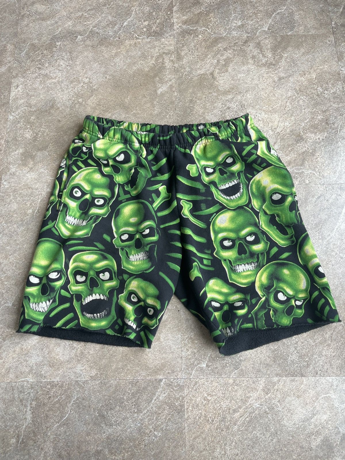 〈美品〉Supreme 18ss Skull Pile Sweatshort SUPREME Skull Pile Sweatshorts GLOW IN THE DARK | Depop