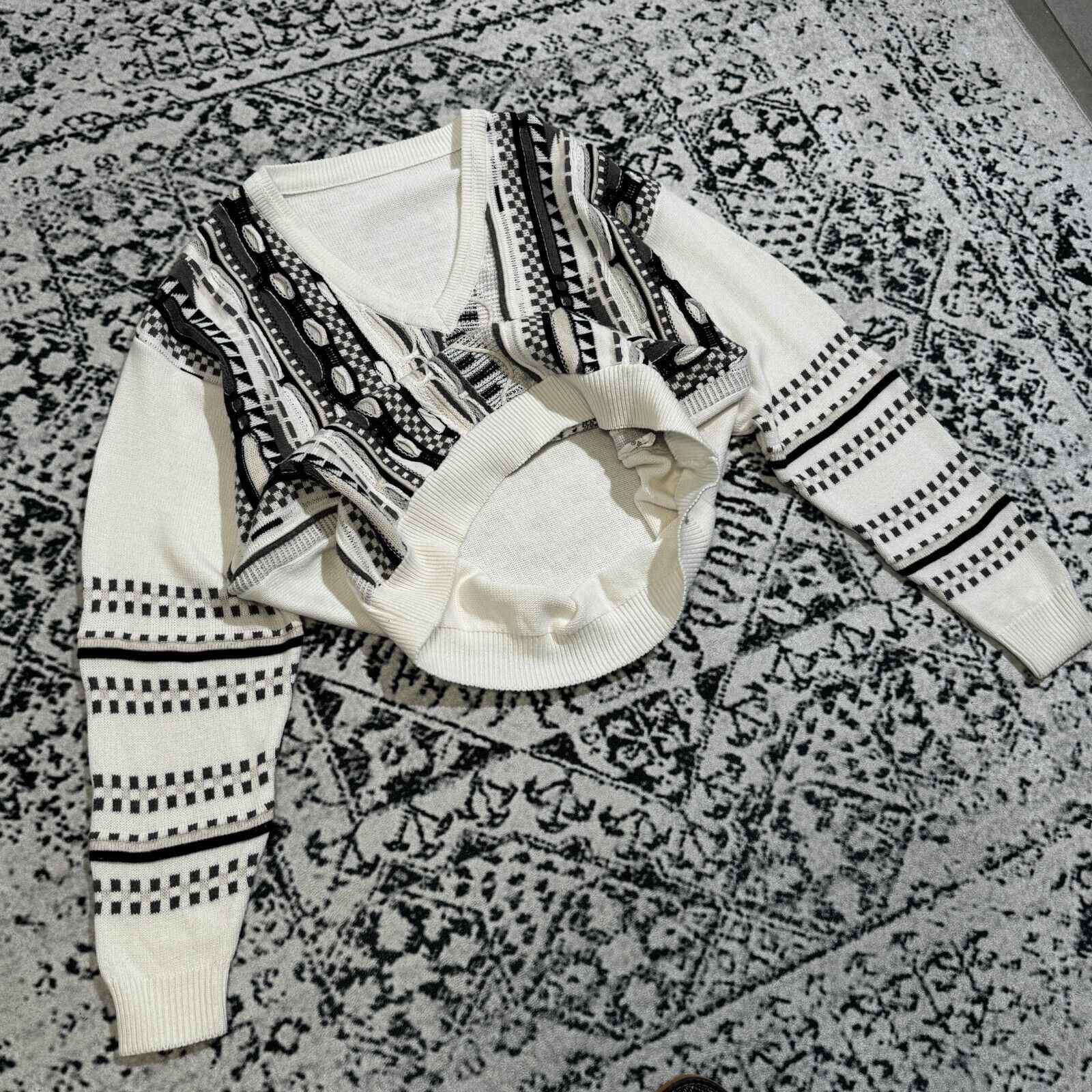 Vintage Vintage Unisex White Gray Black Cotton Sweater Size L 3D Size US L / EU 52-54 / 3 - 1 Thumbnail