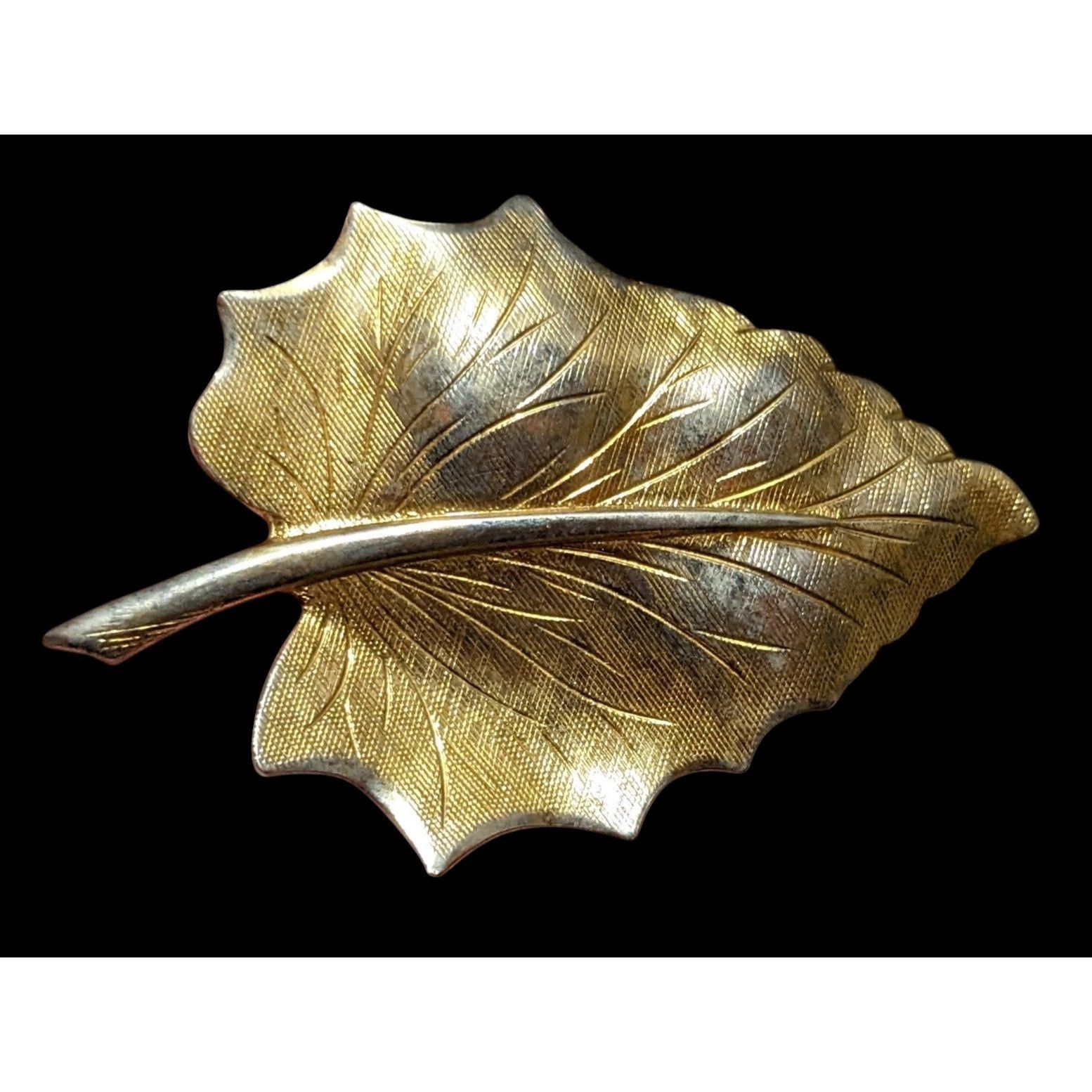 Other Vintage Etched Gold Tone Textured Leaf Brooch Size ONE SIZE - 2 Thumbnail