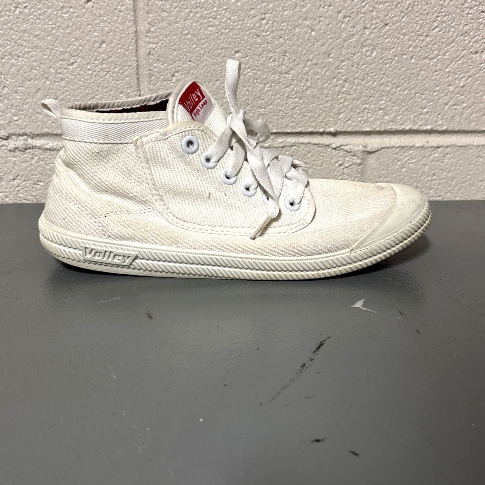Vintage VINTAGE Volley High Leap Sneaker Mens 7 EU 39 All White Lace Up Unisex White Sneakers Mens Size 7 EU 39 Australia Volley High Leap Sneaker Size US 6 / EU 39 - 5 Thumbnail