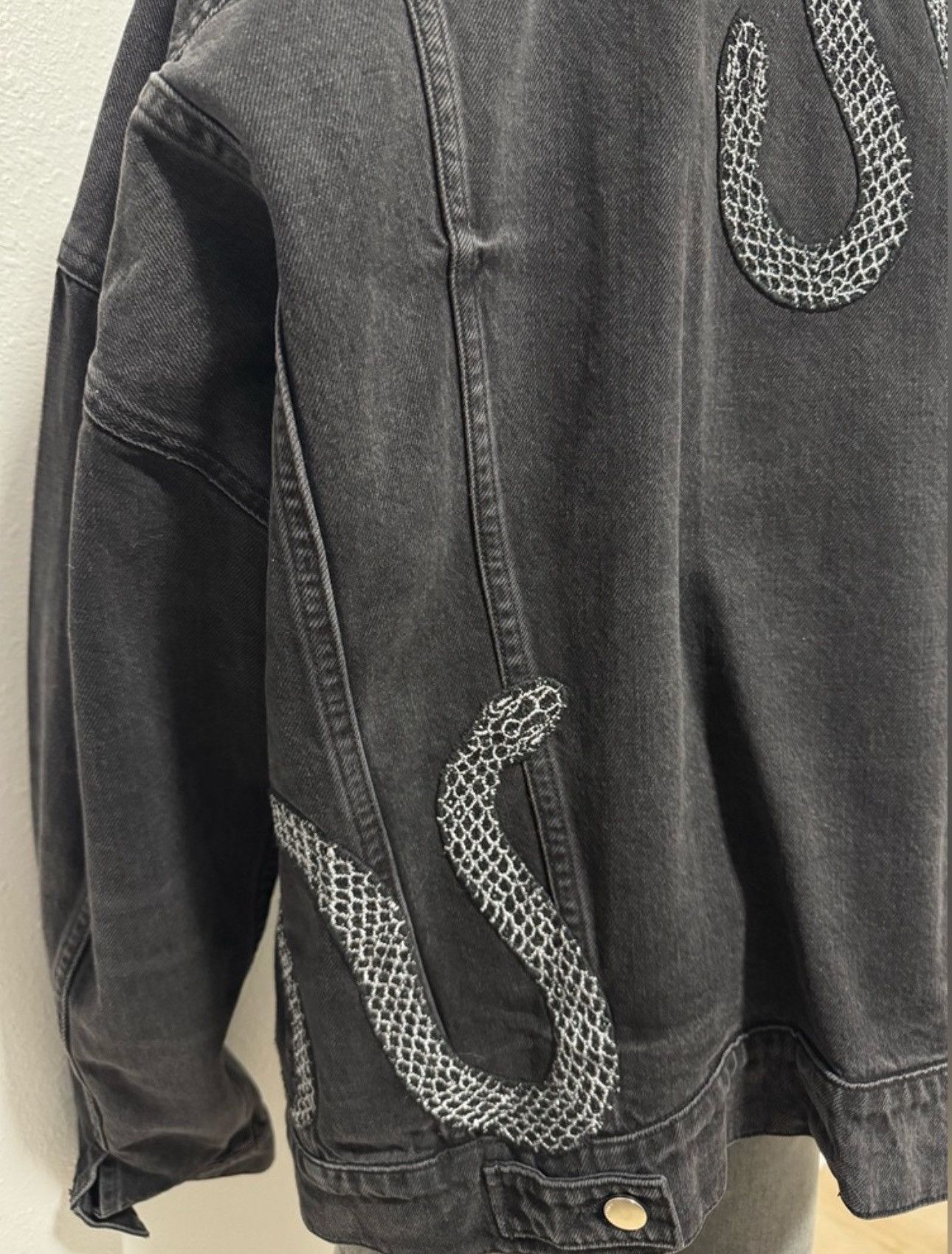 Amiri EUC Amiri Crystal Snake Denim Jacket Size US XL / EU 56 / 4 - 4 Thumbnail