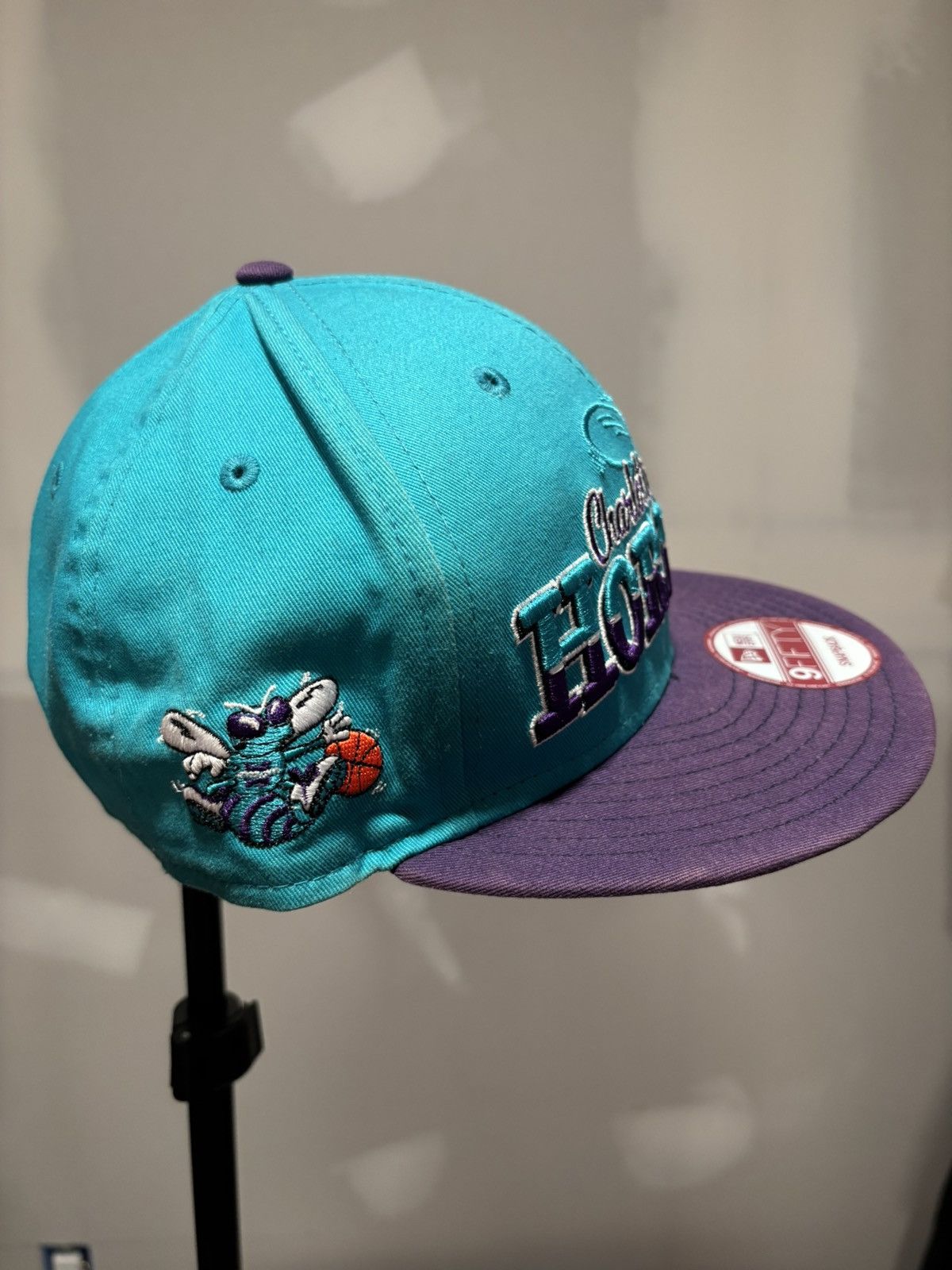 New Era × Vintage Vintage Charlotte Hornets Snapback Hat Size ONE SIZE - 4 Thumbnail