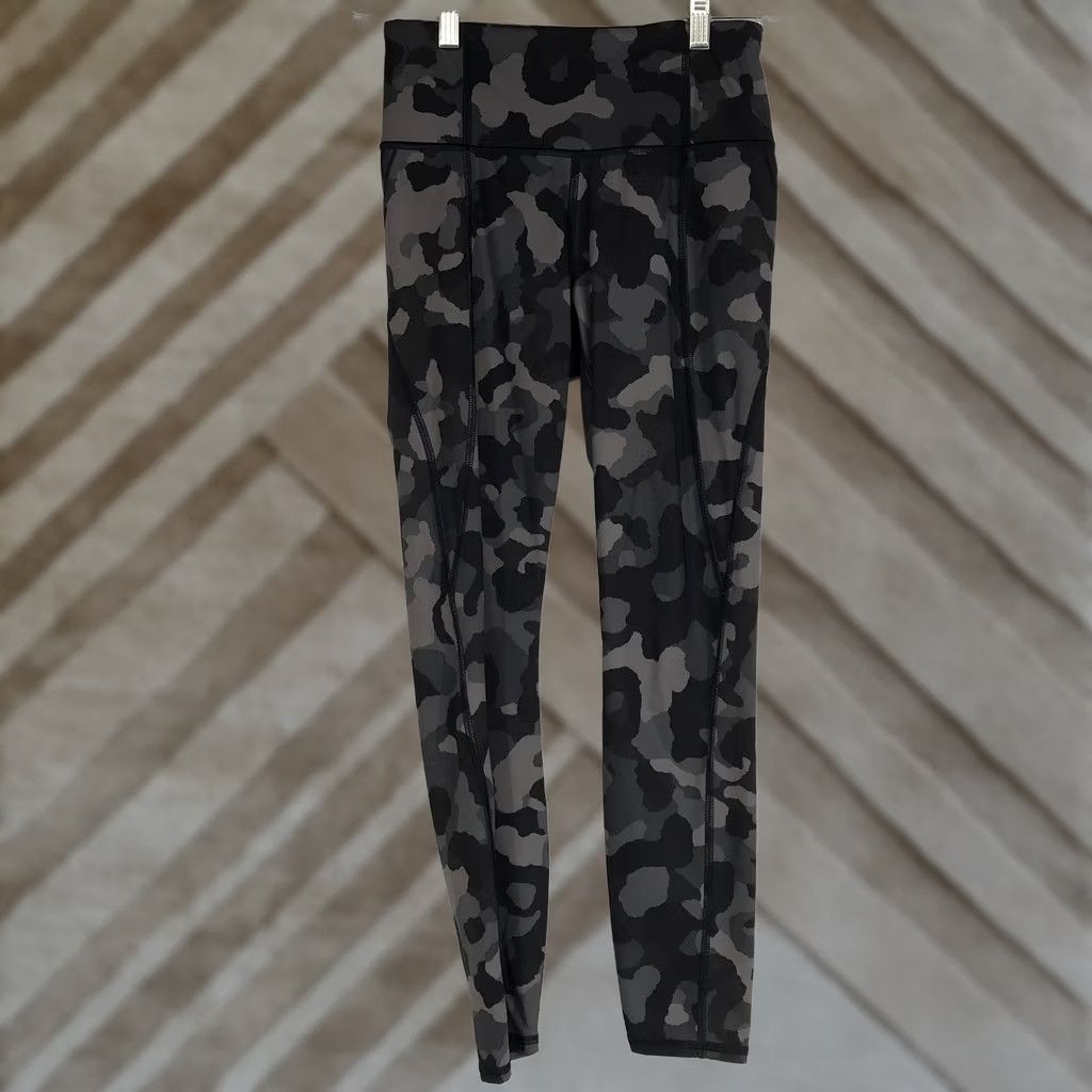 Athleta Athleta Lightning Camo 7/8 Tight Leggings XS Black Grey Activewear Workout Pants Size 26" / US 2 / IT 38 - 1 Thumbnail