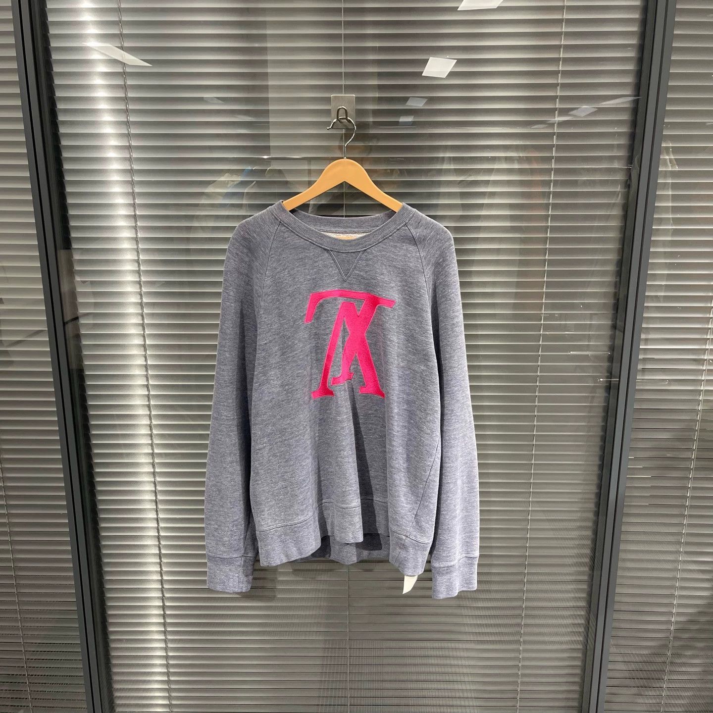 Louis Vuitton Gray Long-Sleeve Sweatshirt with Pink Logo Size US L / EU 52-54 / 3 - 1 Thumbnail