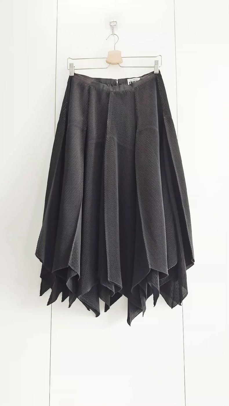 Issey Miyake Issey Miyake size:2 Dark grey multi-piece heavy petal half Size 22" - 2 Thumbnail