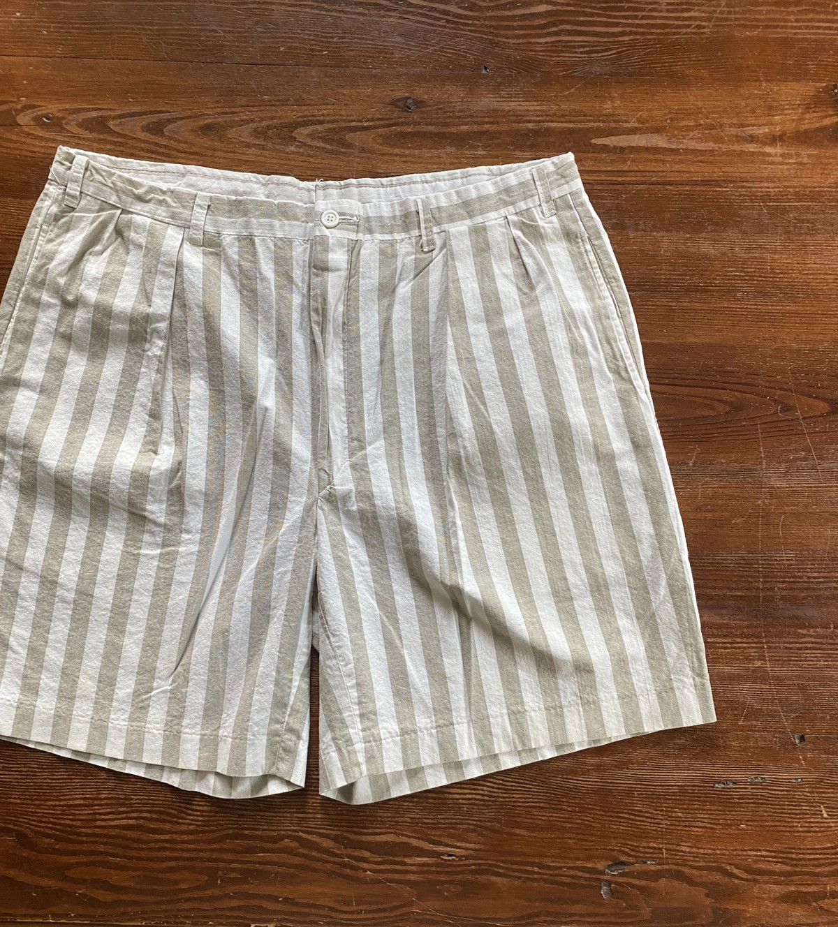 Vintage Vintage 80’s Beige & White Vertical Stripes Pleated Shorts Size US 34 / EU 50 - 1 Thumbnail