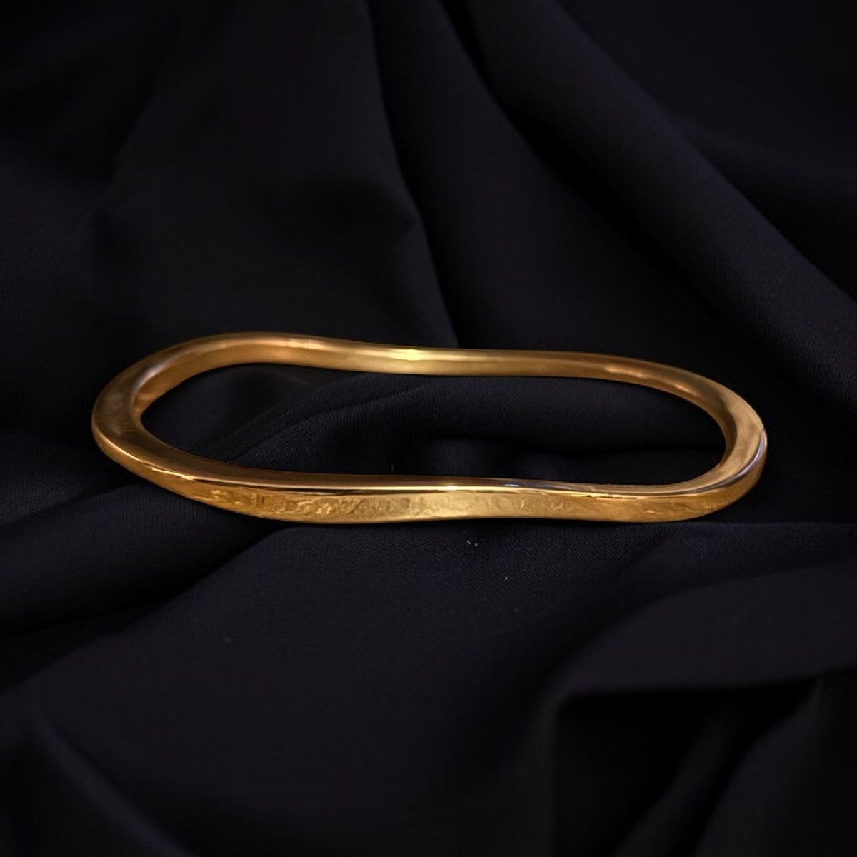 Other Gold tone wavy bangle bracelet Size ONE SIZE - 1 Thumbnail